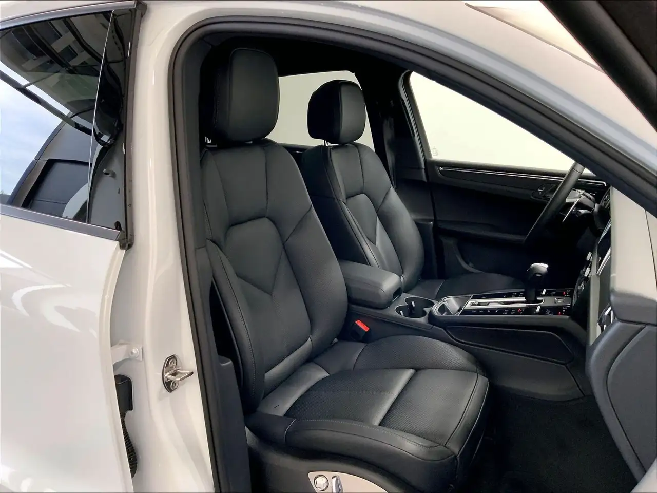 Porsche Macan photo Porsche Macan