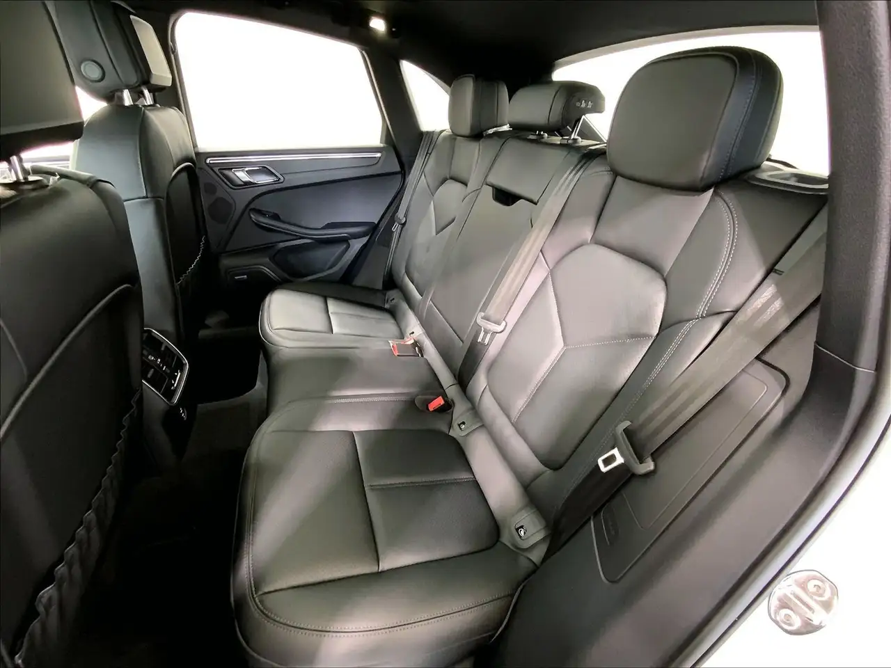 Porsche Macan photo Porsche Macan