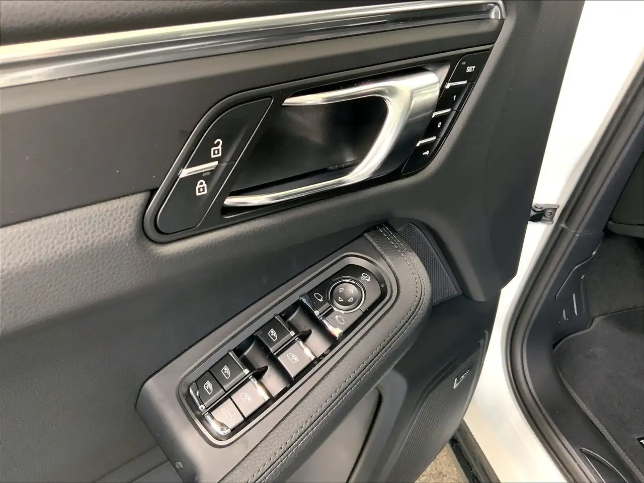 Porsche Macan photo Porsche Macan