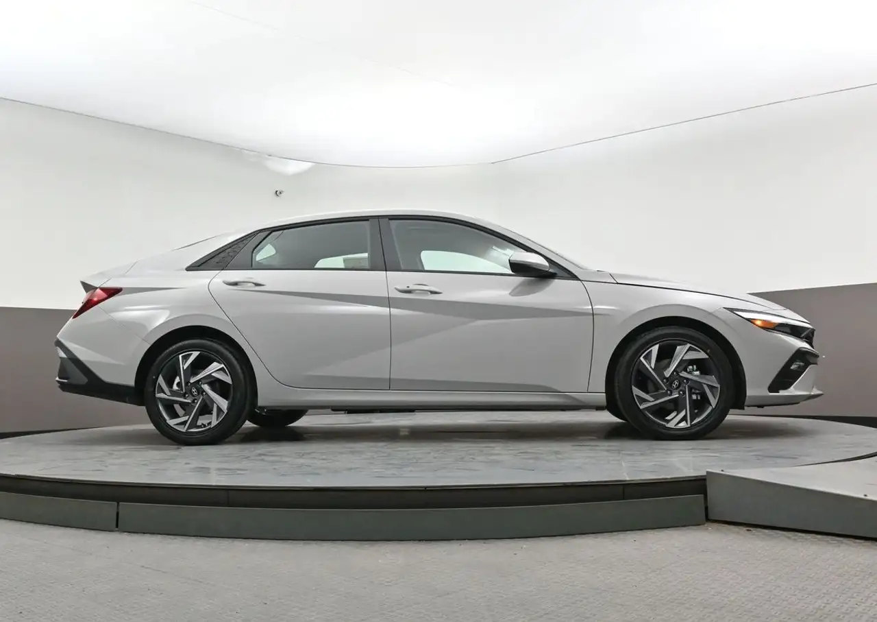 Hyundai ELANTRA снимка Hyundai ELANTRA