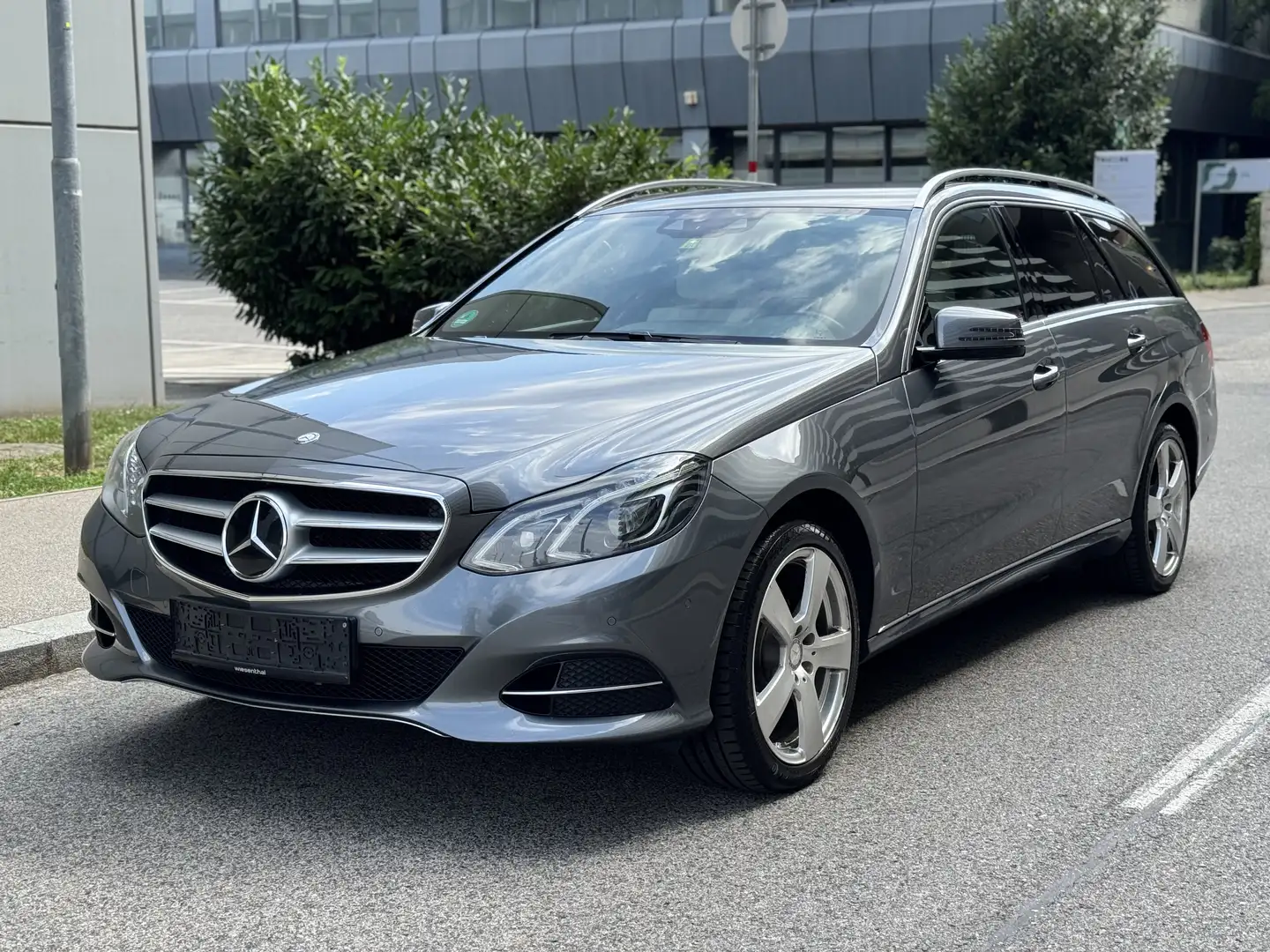 Mercedes-Benz E 250 T BlueTEC 4Matic 7G-TRONIC Avantgarde Grau - 1
