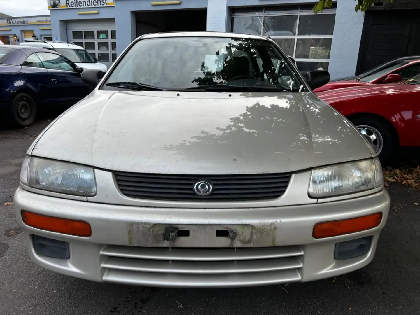 Mazda 323 Серебристый - 2