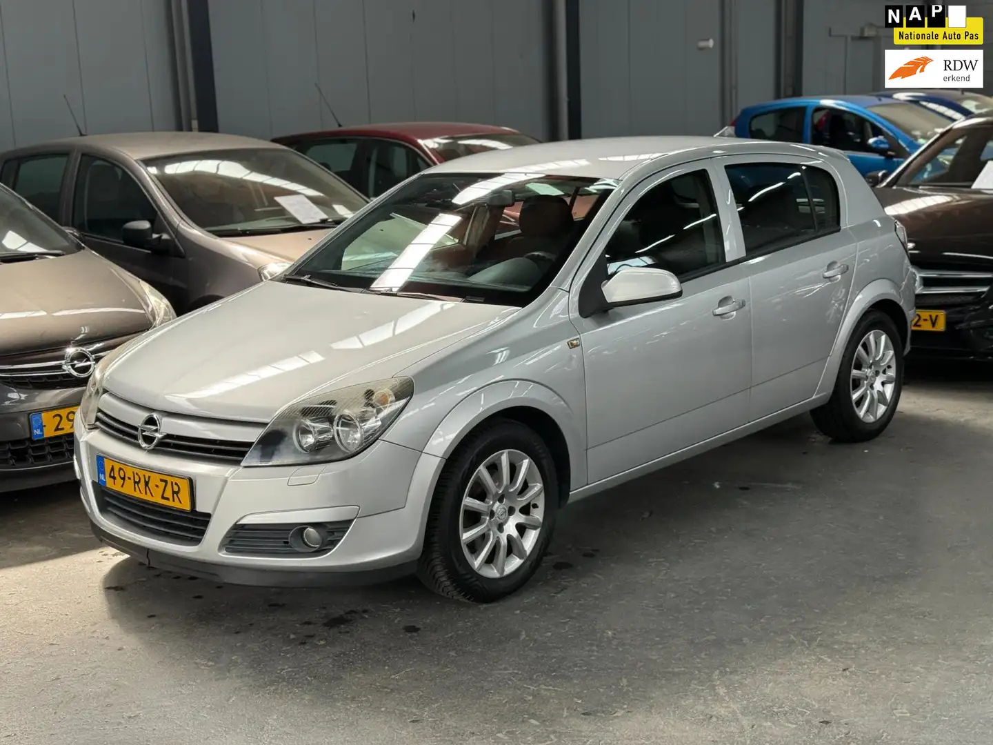 Opel Astra 1.4 Enjoy Nieuwe APK NAP Grijs - 1