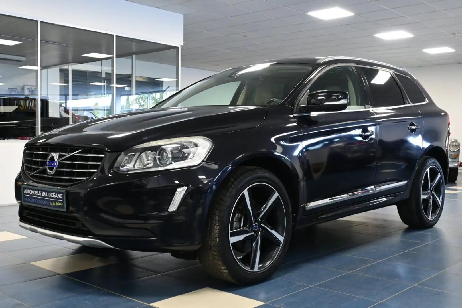 Volvo XC60 D4 181 ch S&S Summum Geartronic A Noir - 1