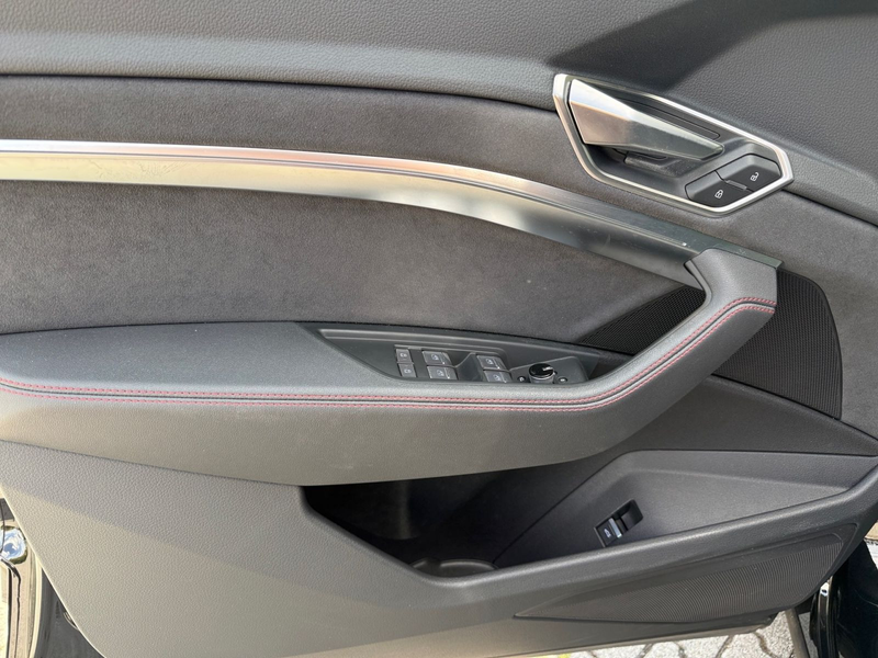 Audi Q8 e-tron 55 quattro s-line — photo 12
