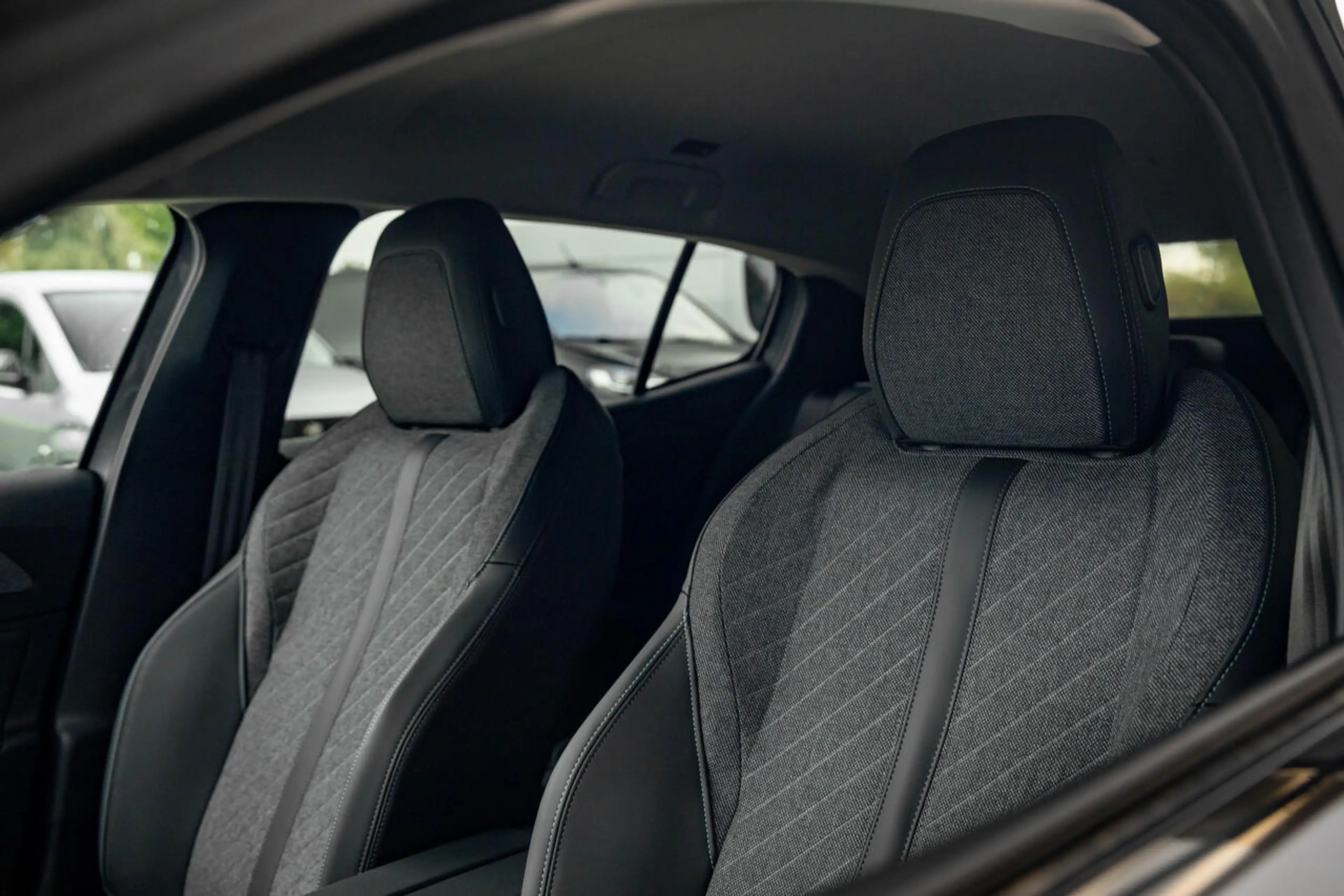 Peugeot 408 MHEV 145 PK AT | Camera | Keyless | Navi | Airc... — photo 11