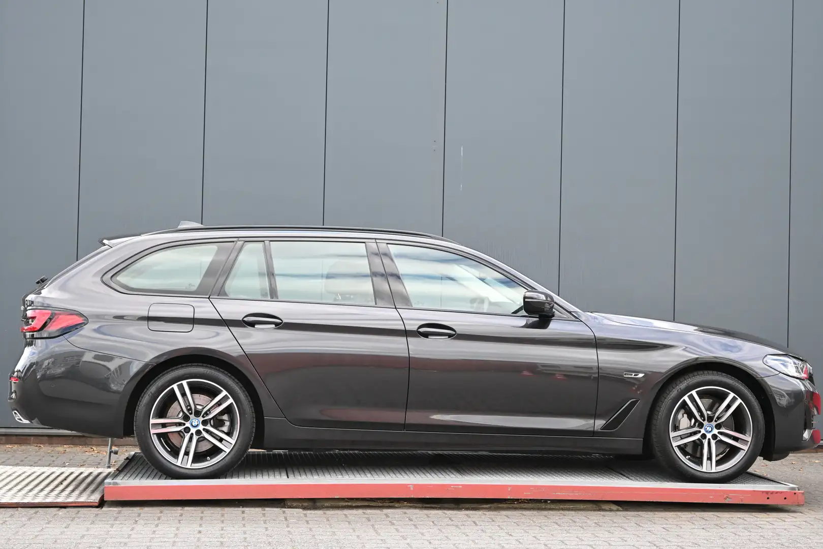 BMW 530 5-serie Touring 530e xDrive Business Edition Plus Grijs - 2