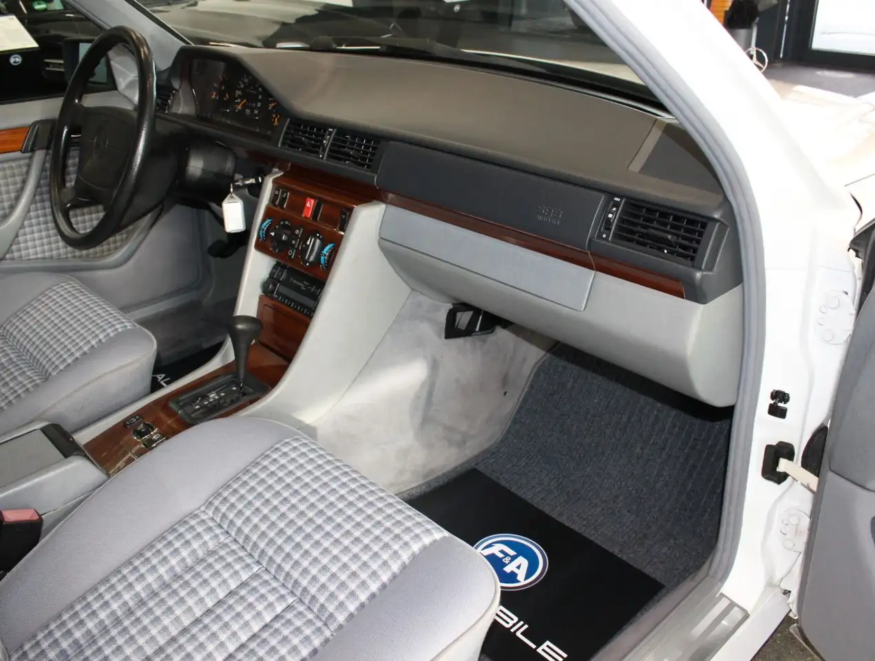Mercedes-Benz E 220 2.Hand+Klima+126Tkm+Top Zustand, foto 9