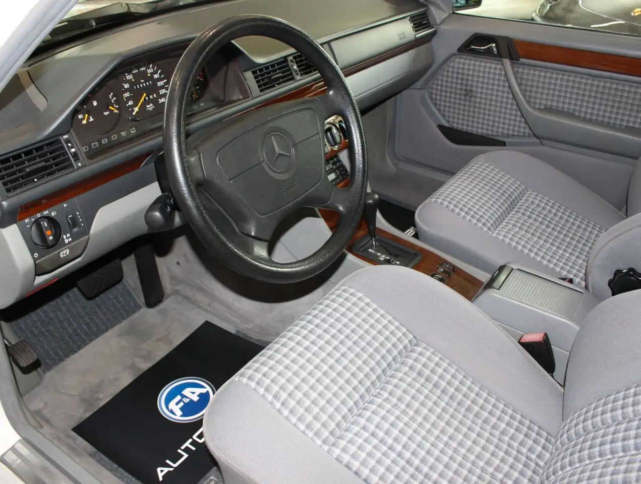 Mercedes-Benz E 220 2.Hand+Klima+126Tkm+Top Zustand, foto 12