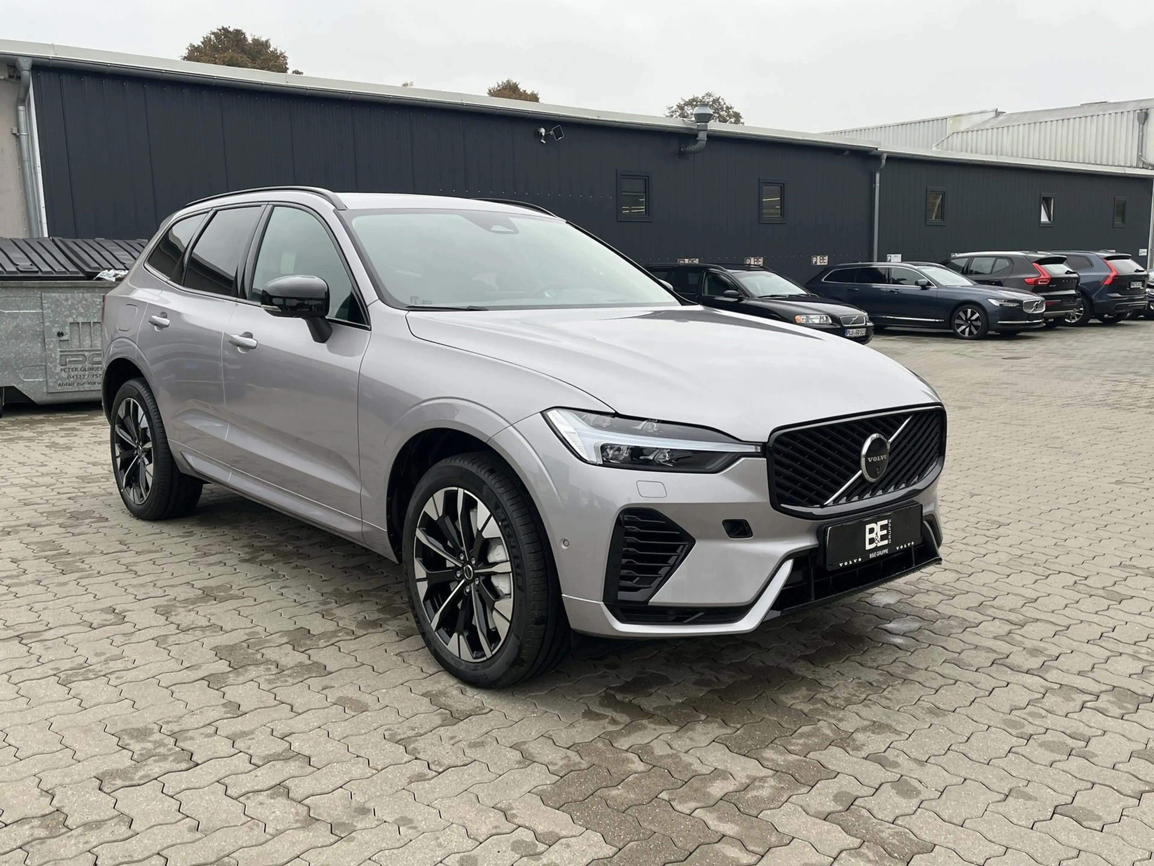 Volvo XC60 T8 AWD Plug-in Hybrid Elektrisch/Benzin Ultra Dark — photo 3