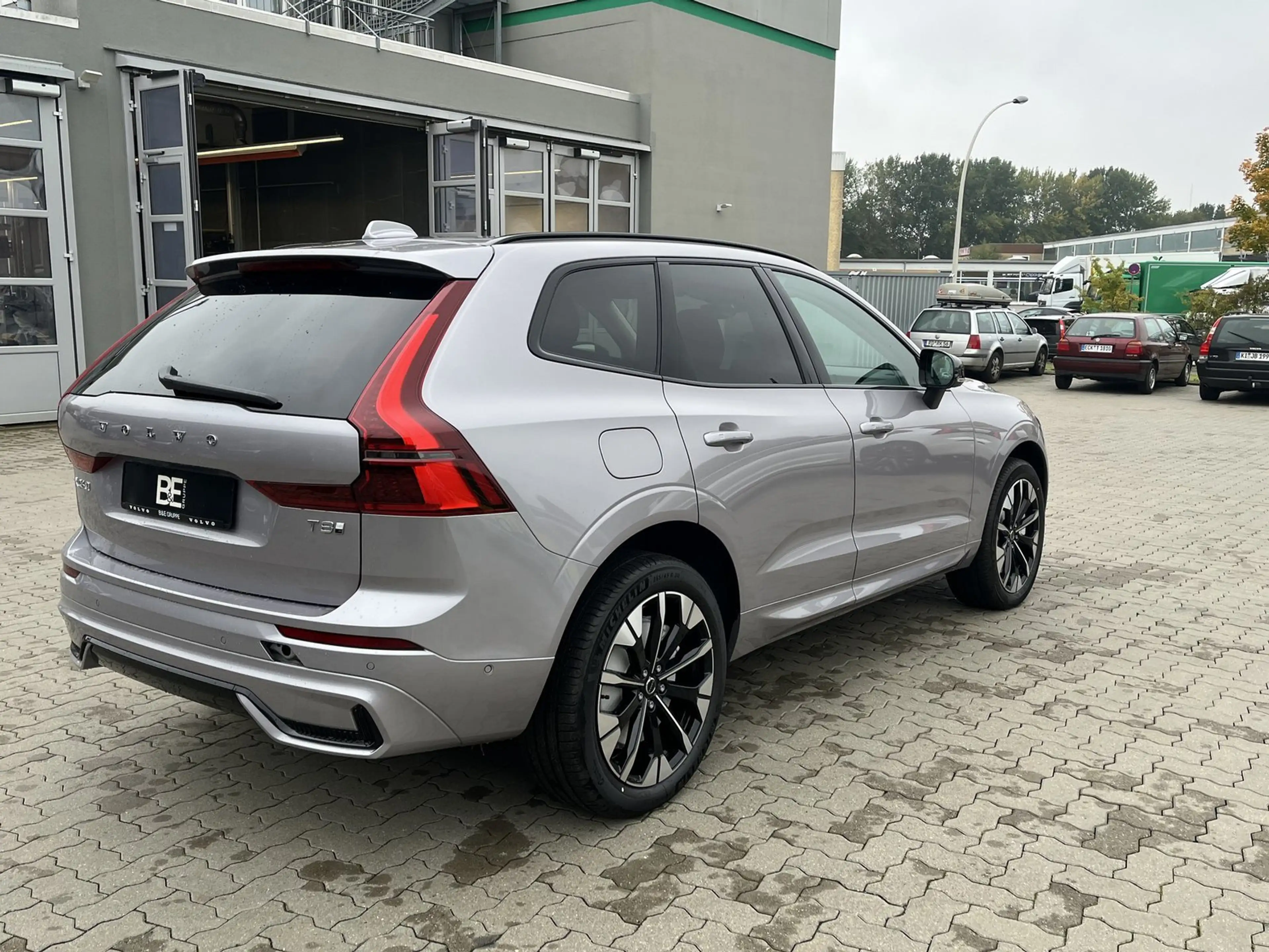 Volvo XC60 T8 AWD Plug-in Hybrid Elektrisch/Benzin Ultra Dark — photo 5