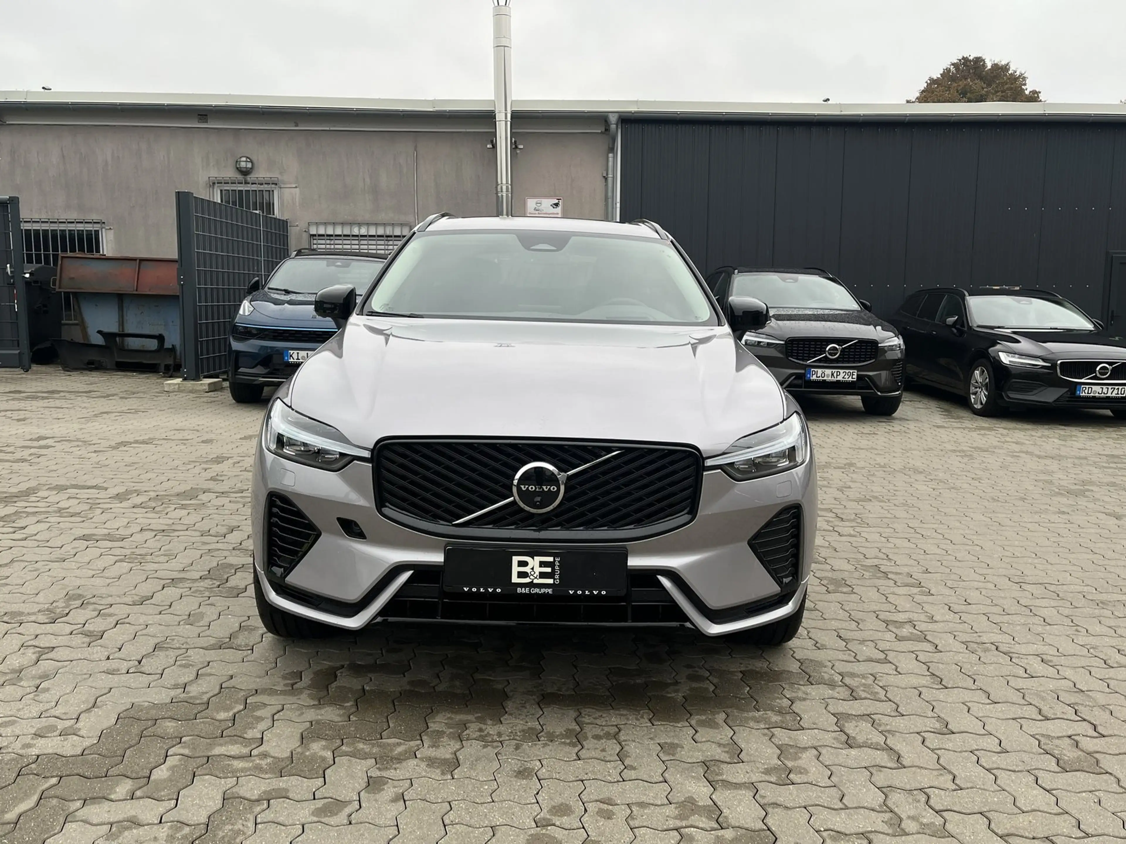 Volvo XC60 T8 AWD Plug-in Hybrid Elektrisch/Benzin Ultra Dark — photo 2