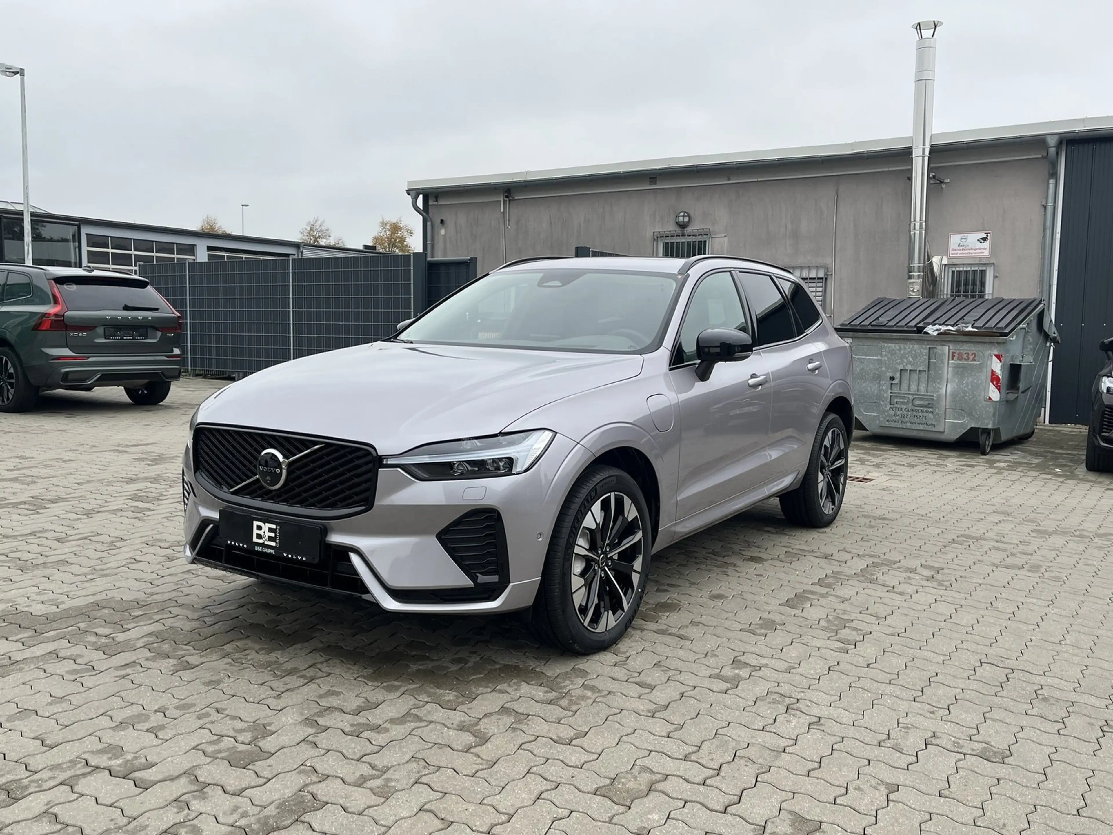 Volvo XC60 T8 AWD Plug-in Hybrid Elektrisch/Benzin Ultra Dark