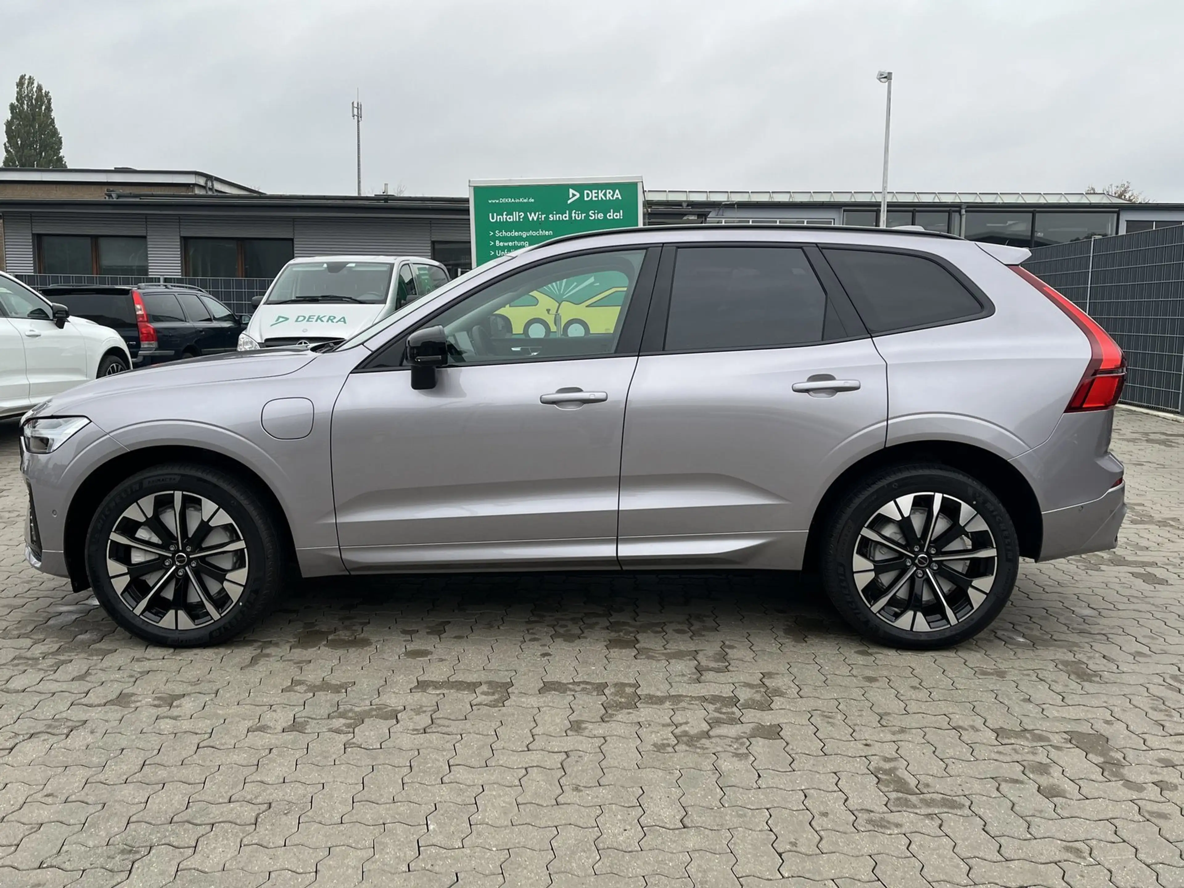 Volvo XC60 T8 AWD Plug-in Hybrid Elektrisch/Benzin Ultra Dark — photo 8