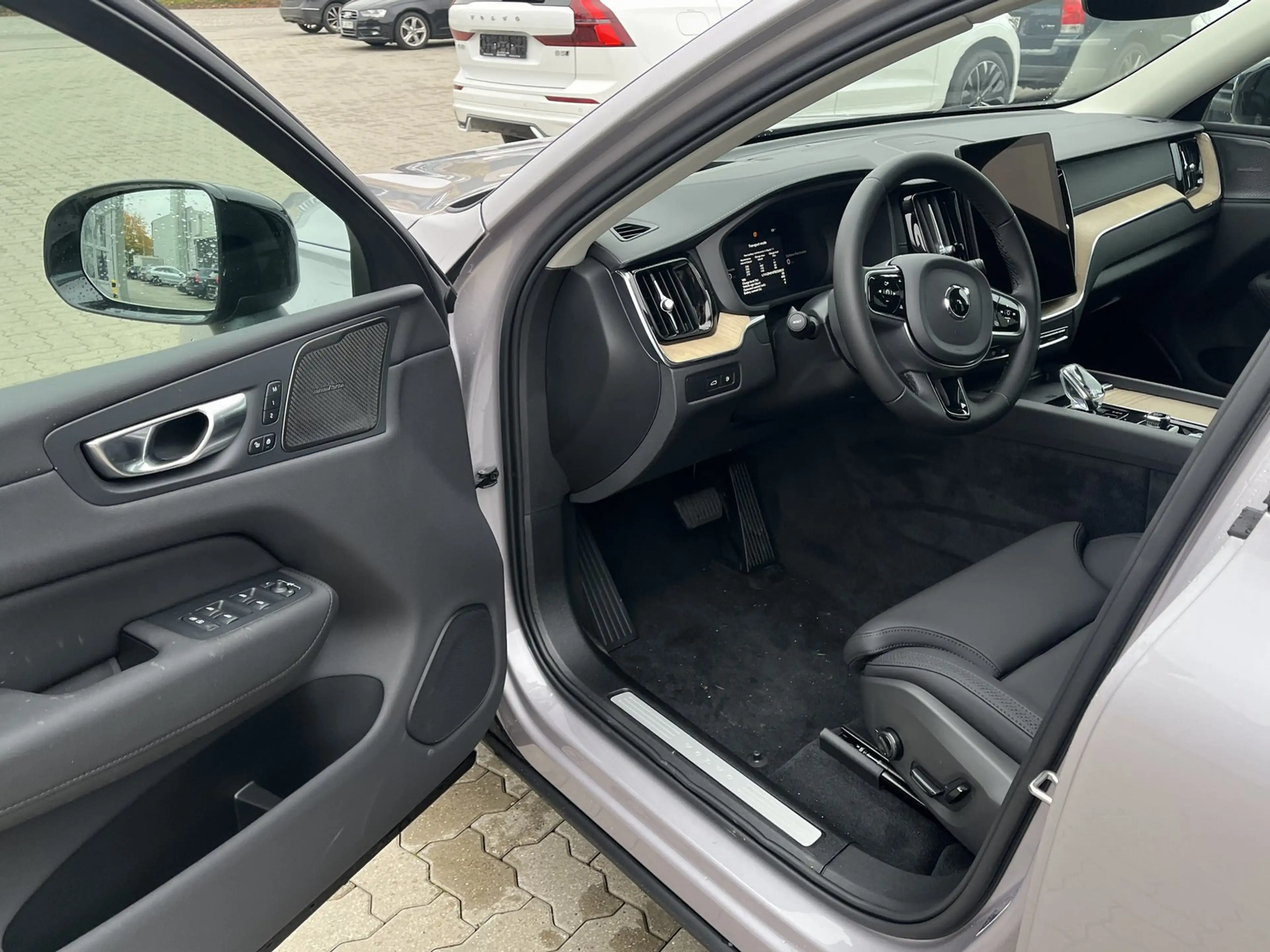Volvo XC60 T8 AWD Plug-in Hybrid Elektrisch/Benzin Ultra Dark — photo 11