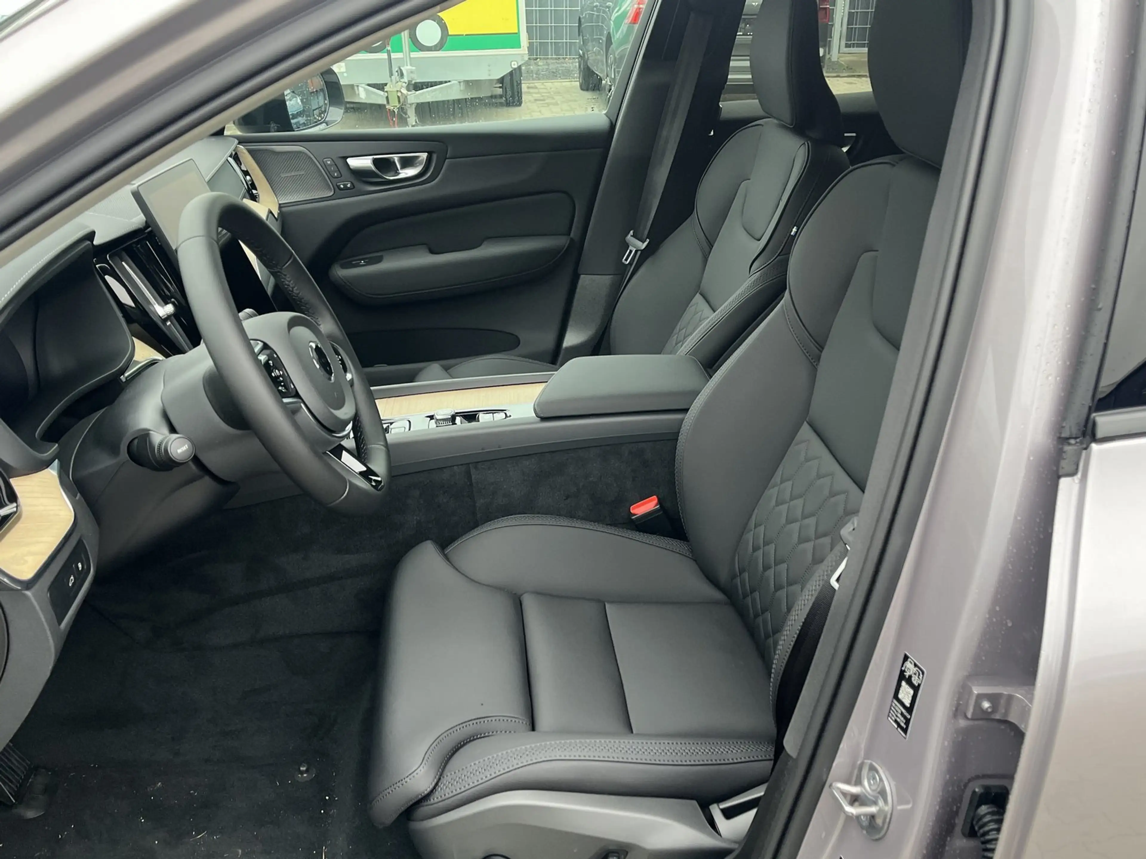 Volvo XC60 T8 AWD Plug-in Hybrid Elektrisch/Benzin Ultra Dark — photo 12