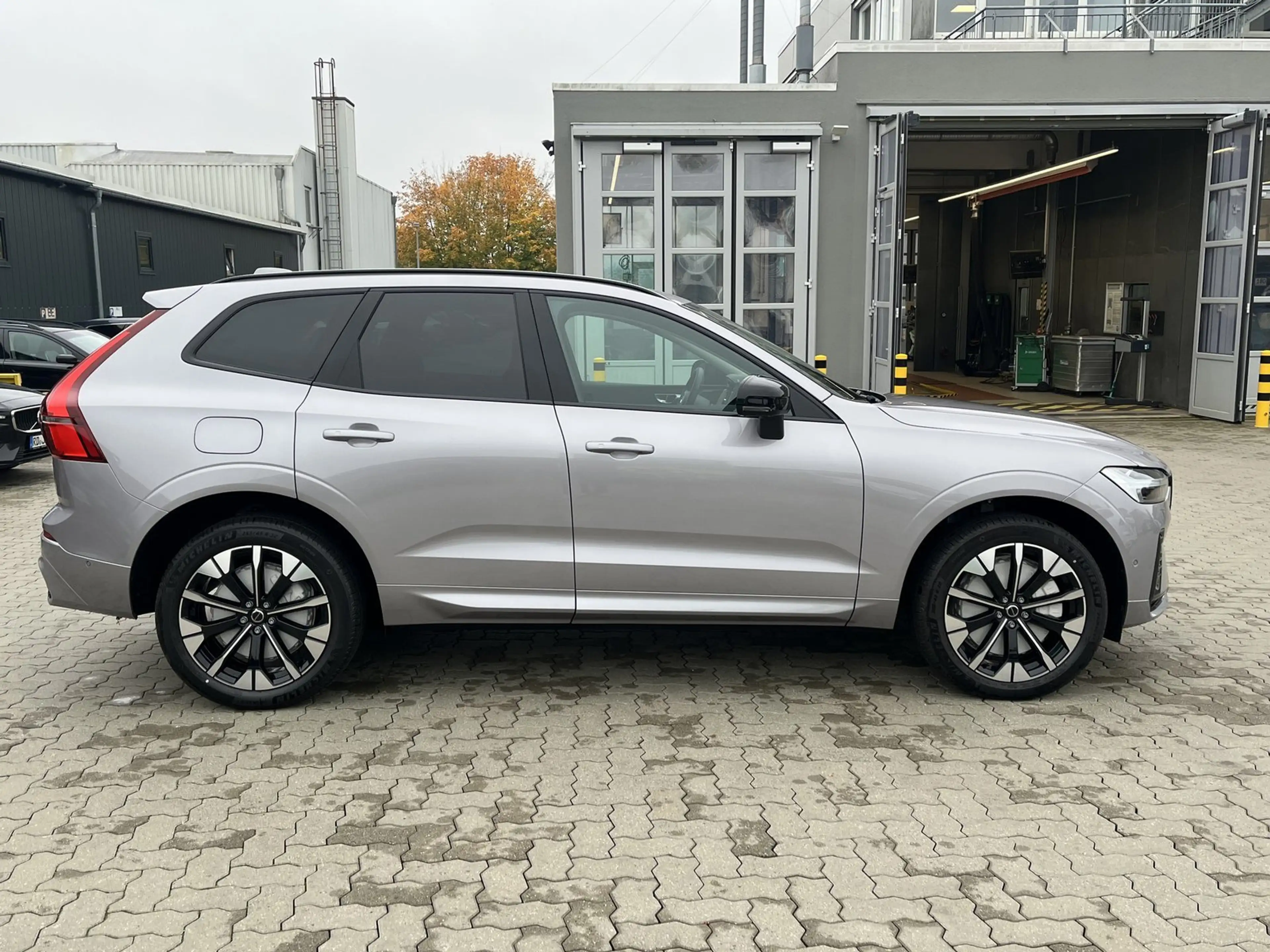 Volvo XC60 T8 AWD Plug-in Hybrid Elektrisch/Benzin Ultra Dark — photo 4