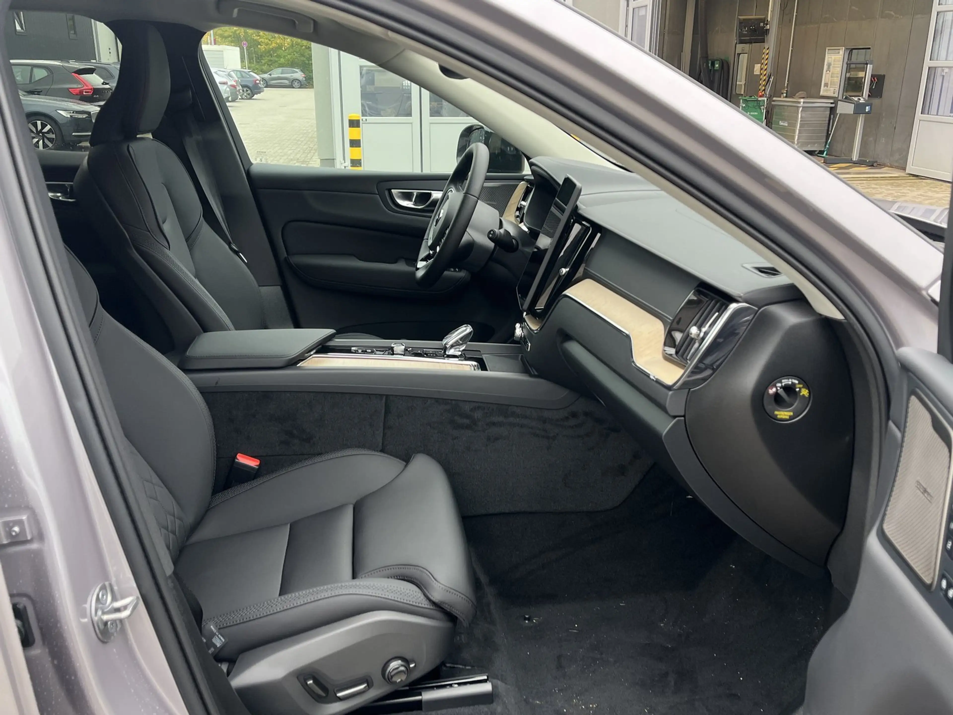 Volvo XC60 T8 AWD Plug-in Hybrid Elektrisch/Benzin Ultra Dark — photo 13