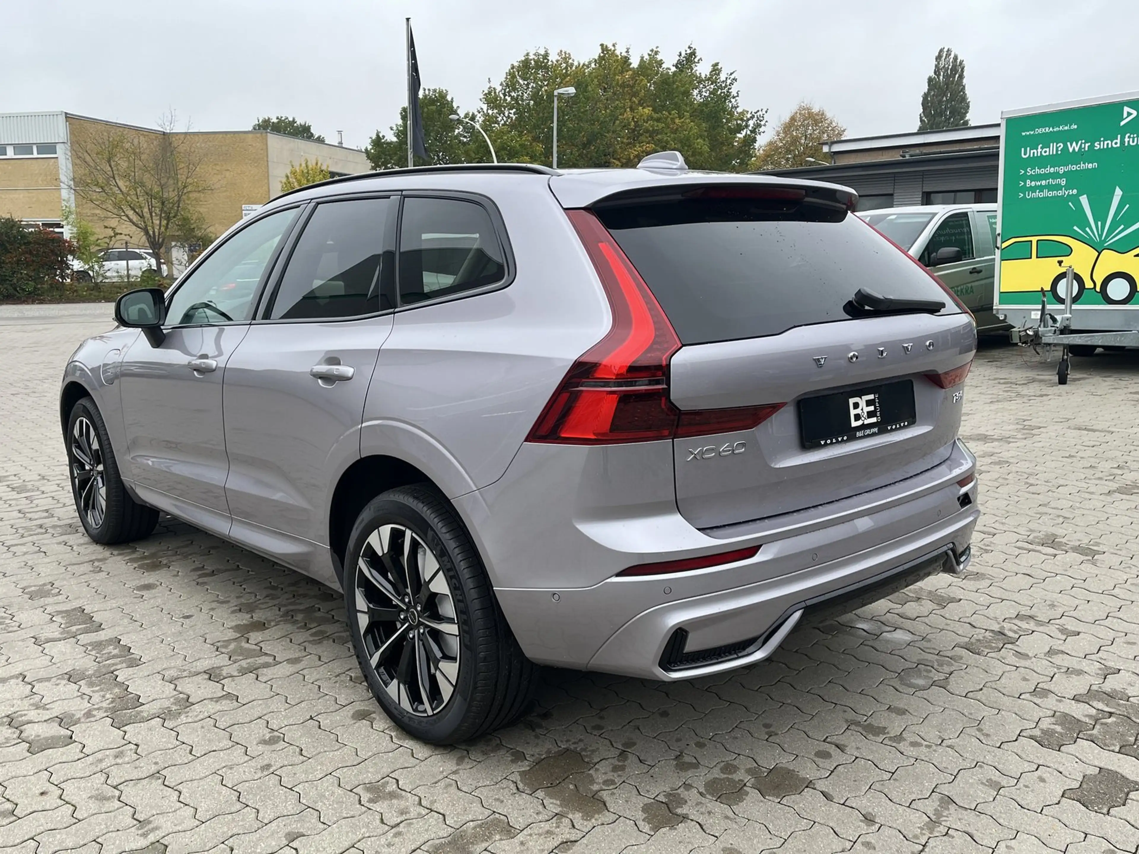 Volvo XC60 T8 AWD Plug-in Hybrid Elektrisch/Benzin Ultra Dark — photo 7