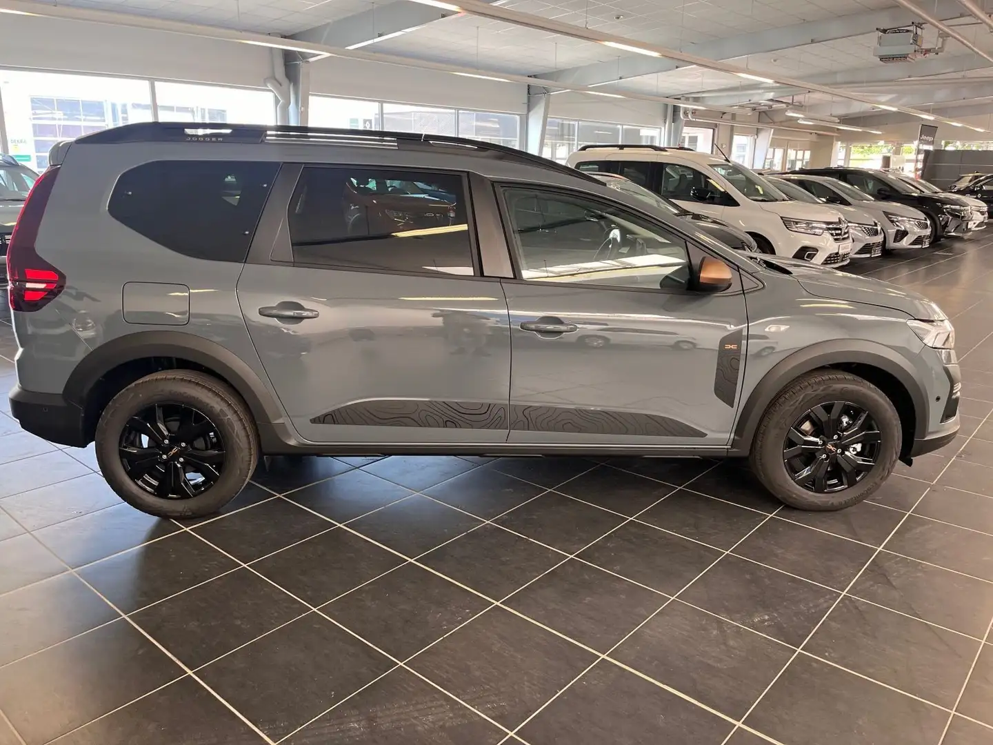 Dacia Jogger Extreme+ TCE 110 PS 7 Sitzer Klima Navi Grau - 2