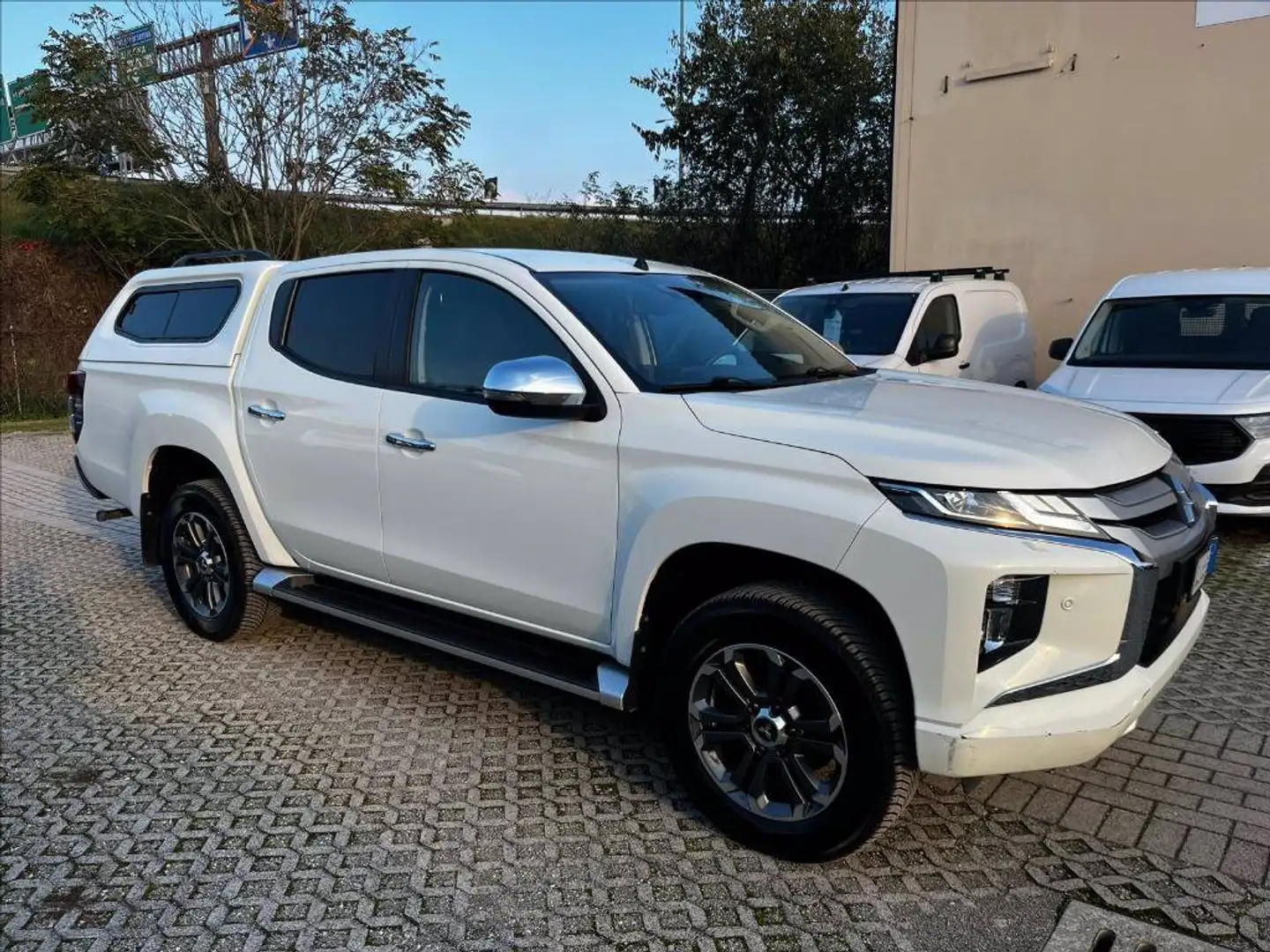 Mitsubishi L200 d.cab 2.3d Diamond 4wd 150cv auto Blanco - 1