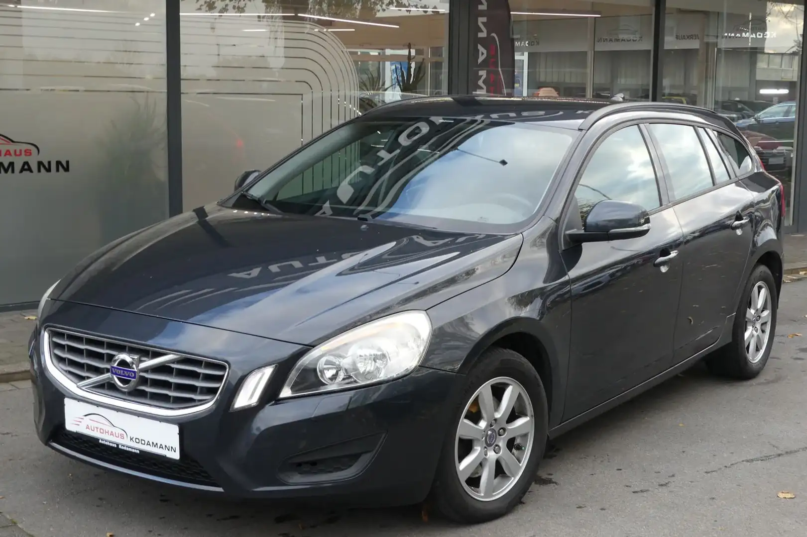 Volvo V60 Kinetic*2.0*NAVI*Tempomat*Sitzheizung*AHK* Grau - 2