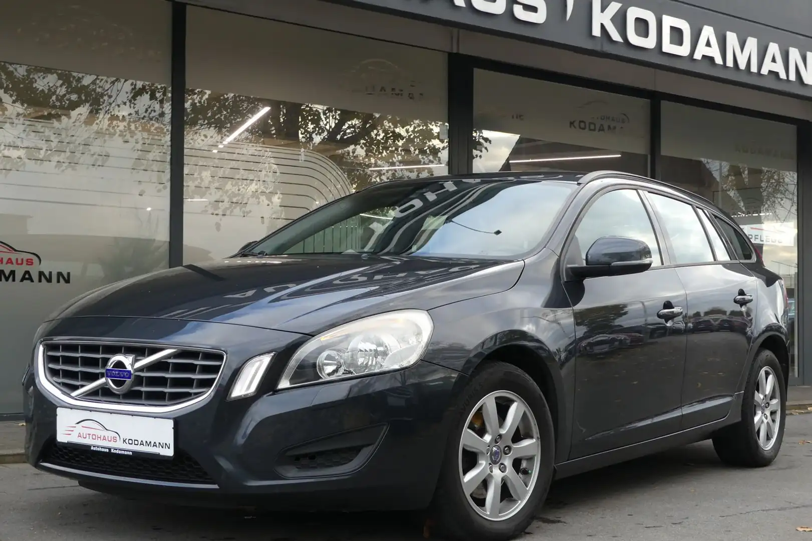 Volvo V60 Kinetic*2.0*NAVI*Tempomat*Sitzheizung*AHK* Grau - 1