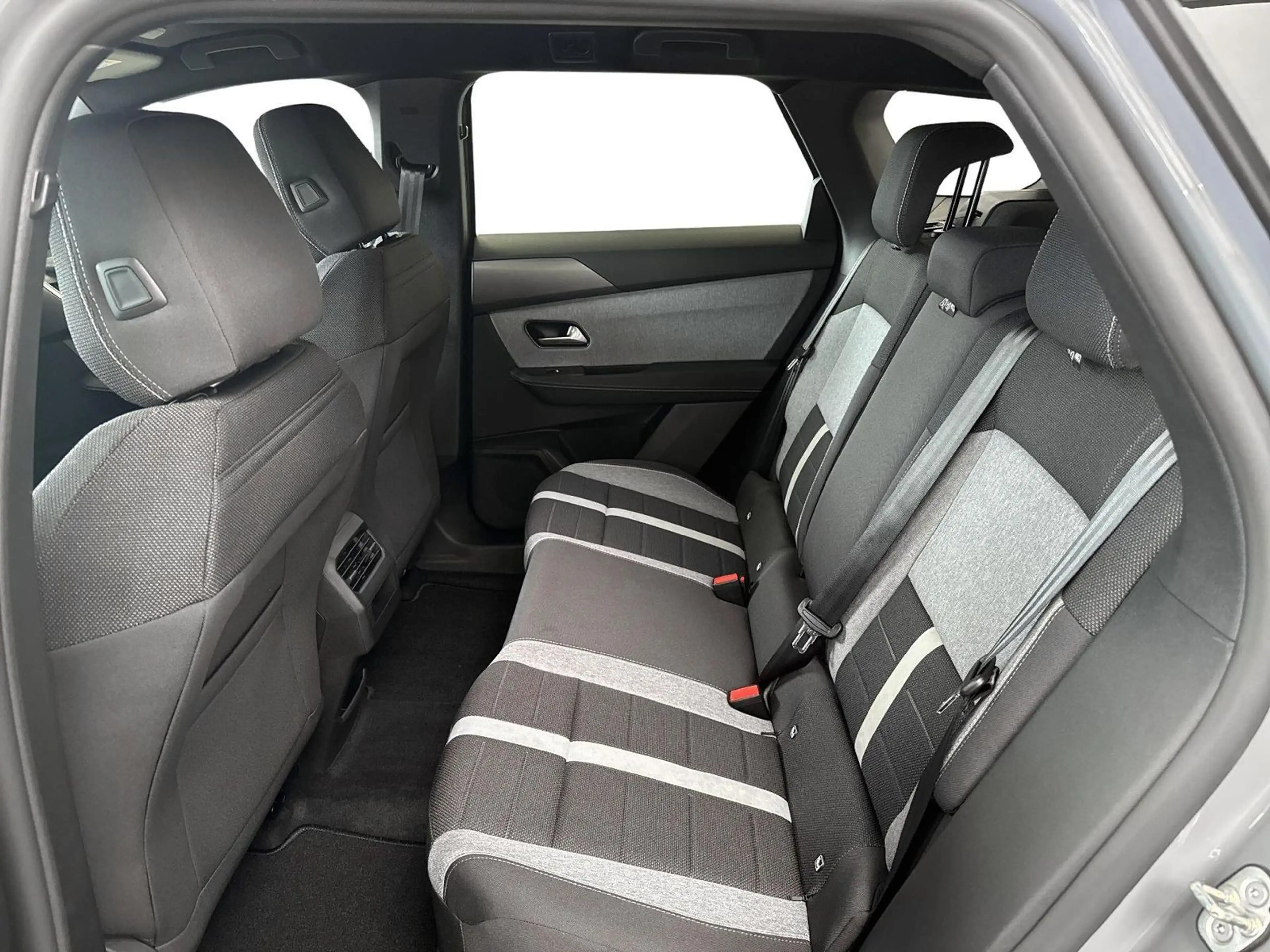 Opel Grandland X Grandland Edition Hybrid 145 PS Allwetterreifen — photo 8