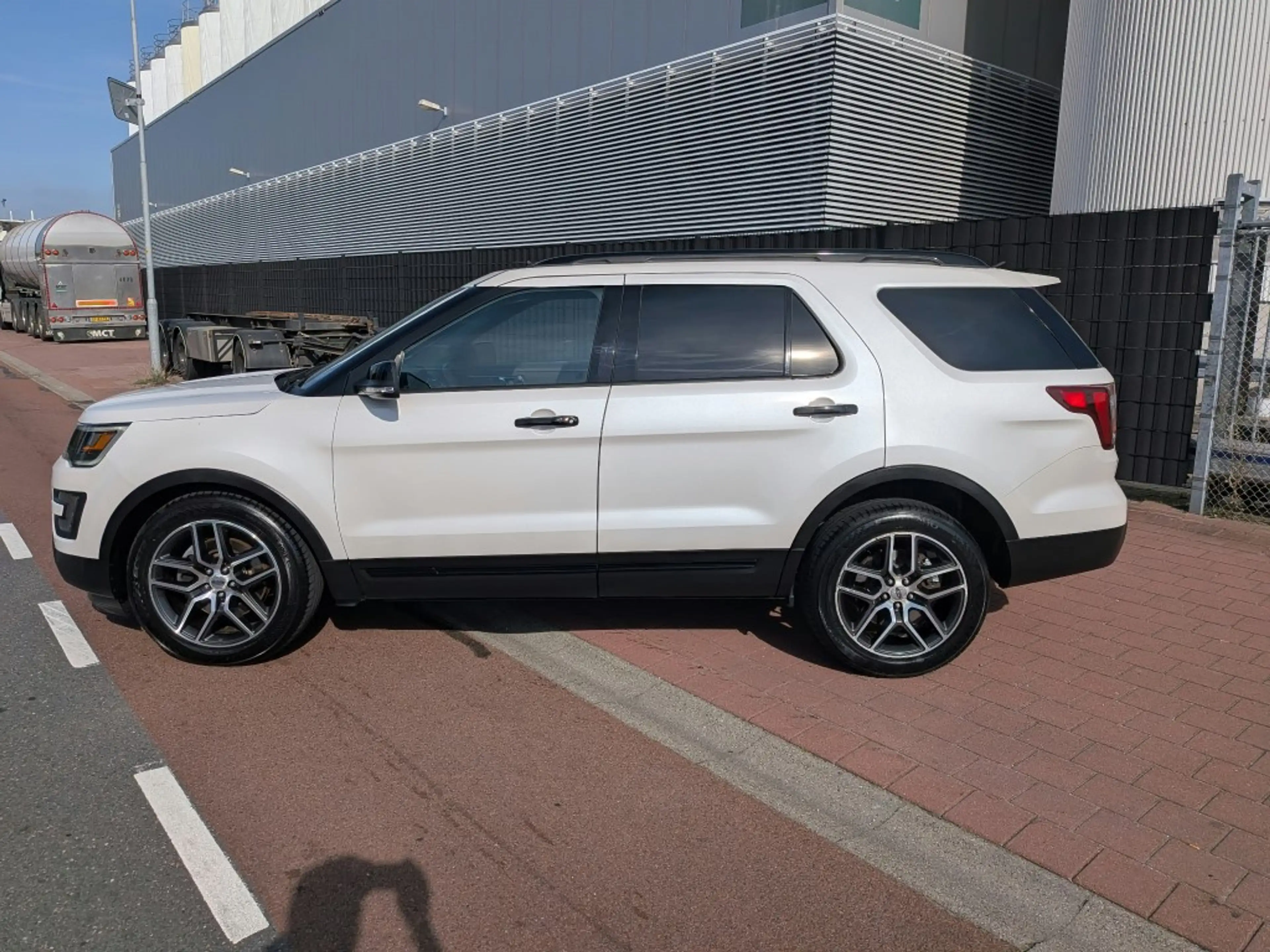 Ford Explorer 3.5 V6 370 PK 7 persoons — photo 2