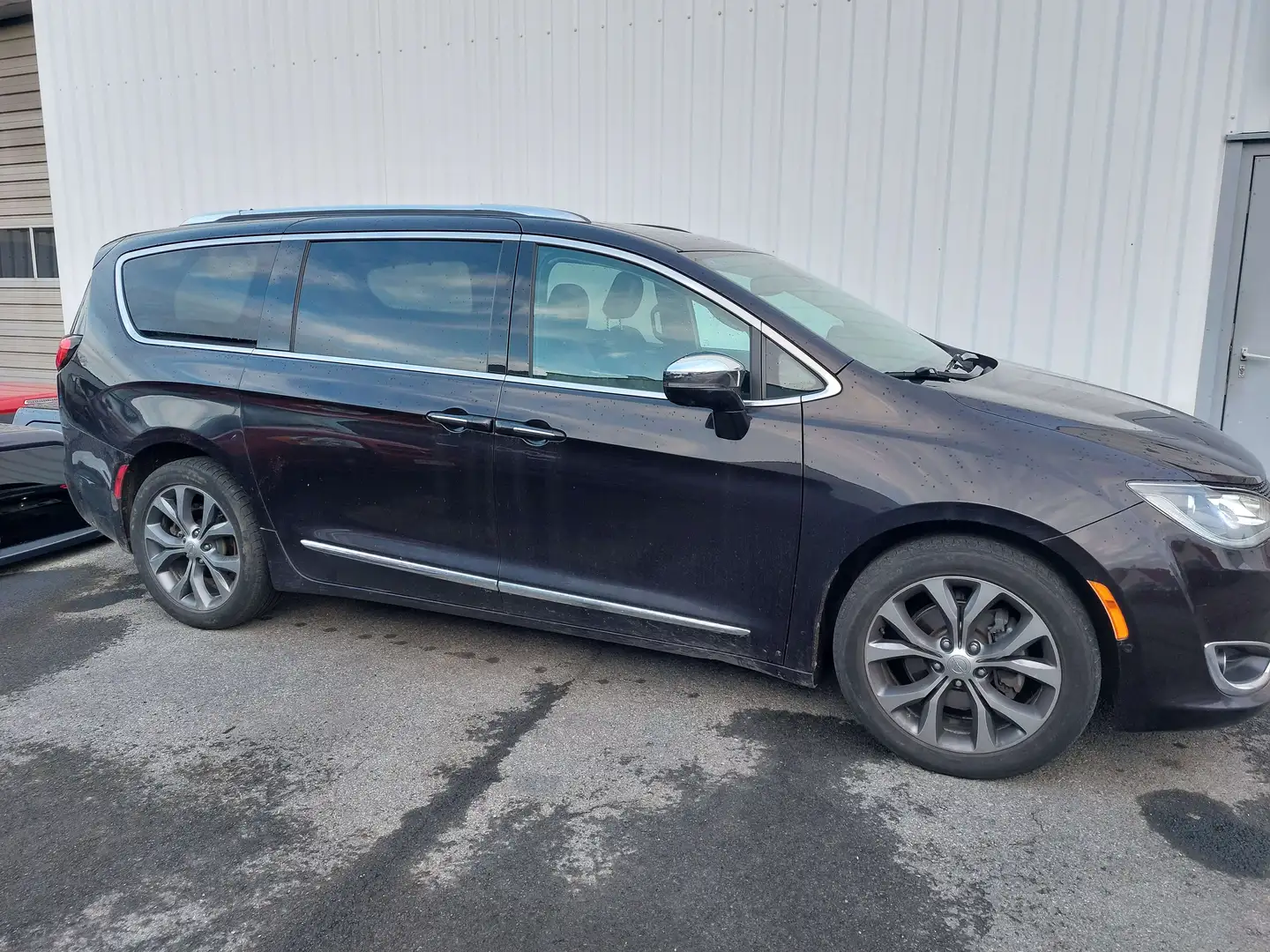 Chrysler Pacifica Hybrid Pinnacle - 3.6L V6 €69.900,-excl Šedá - 2