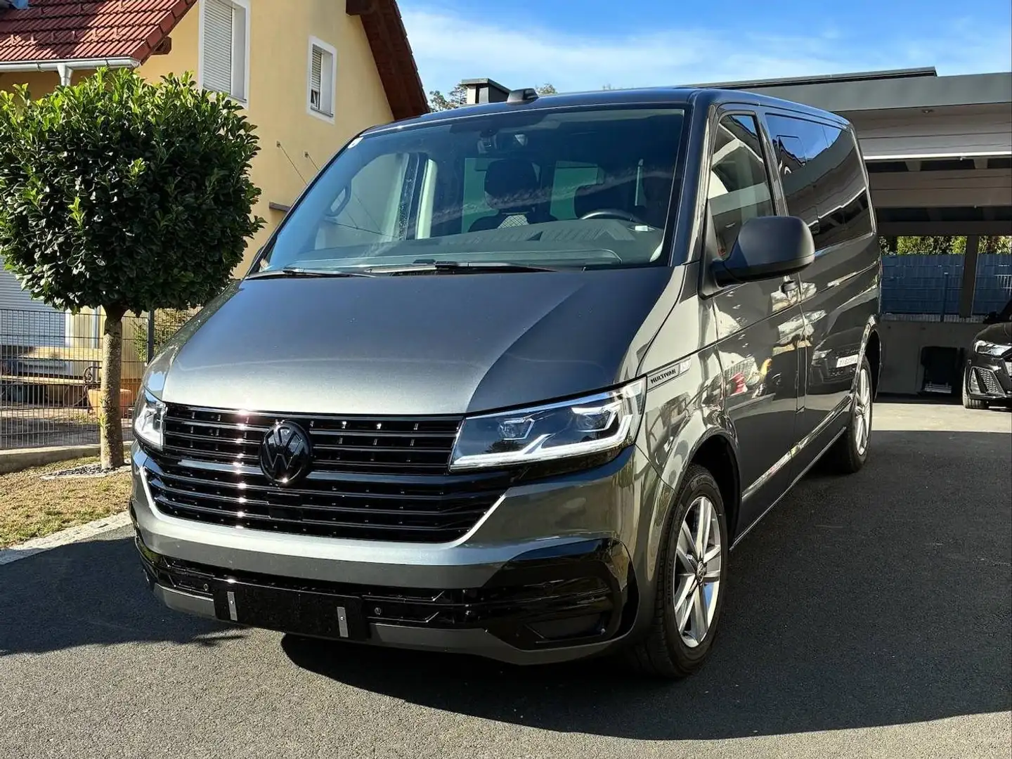 Volkswagen T6.1 Multivan Trendline Grau - 1