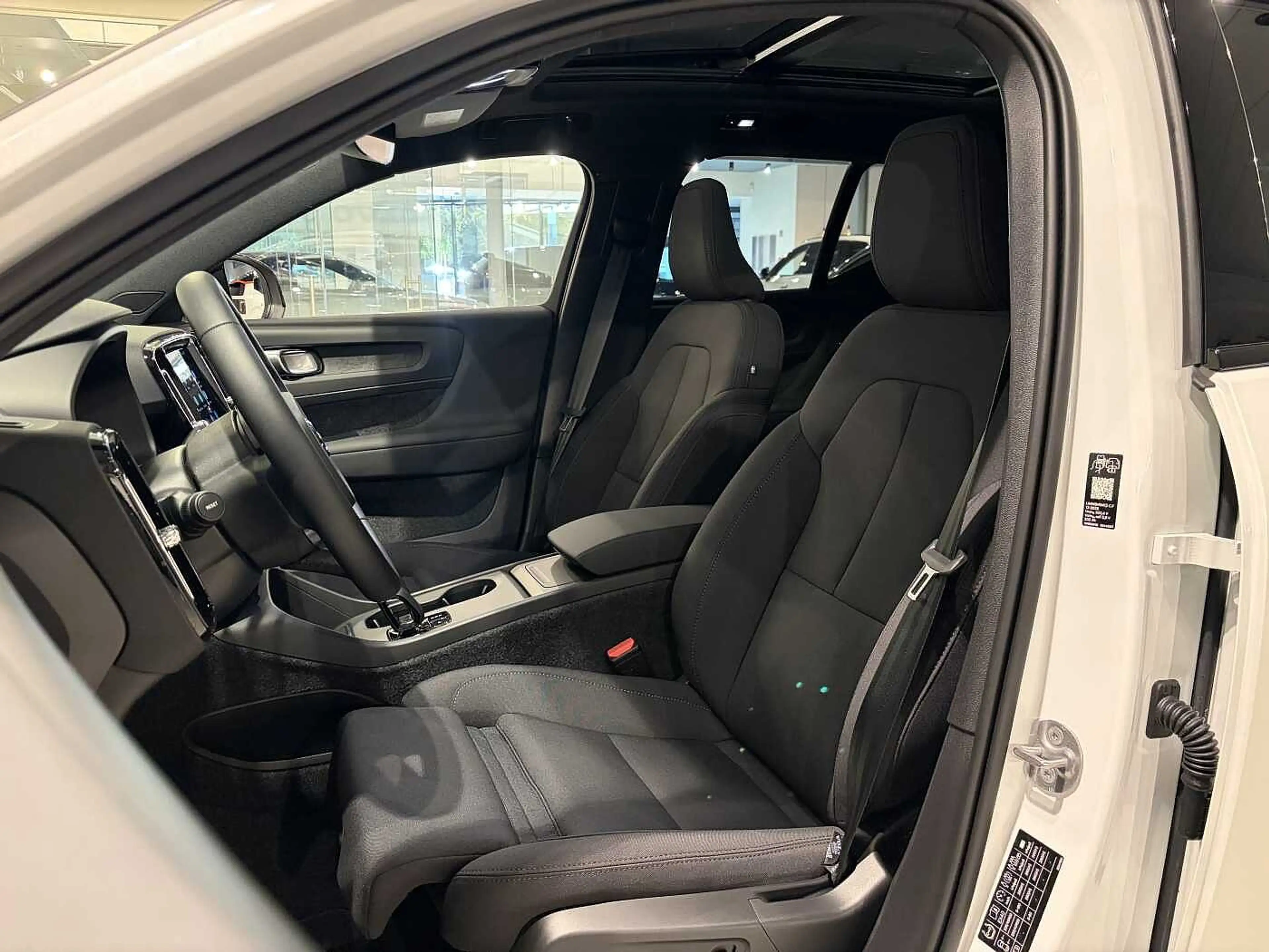 Volvo EX40 Black Edition Plus Extended Range + PANO DAK/ELECT — photo 6