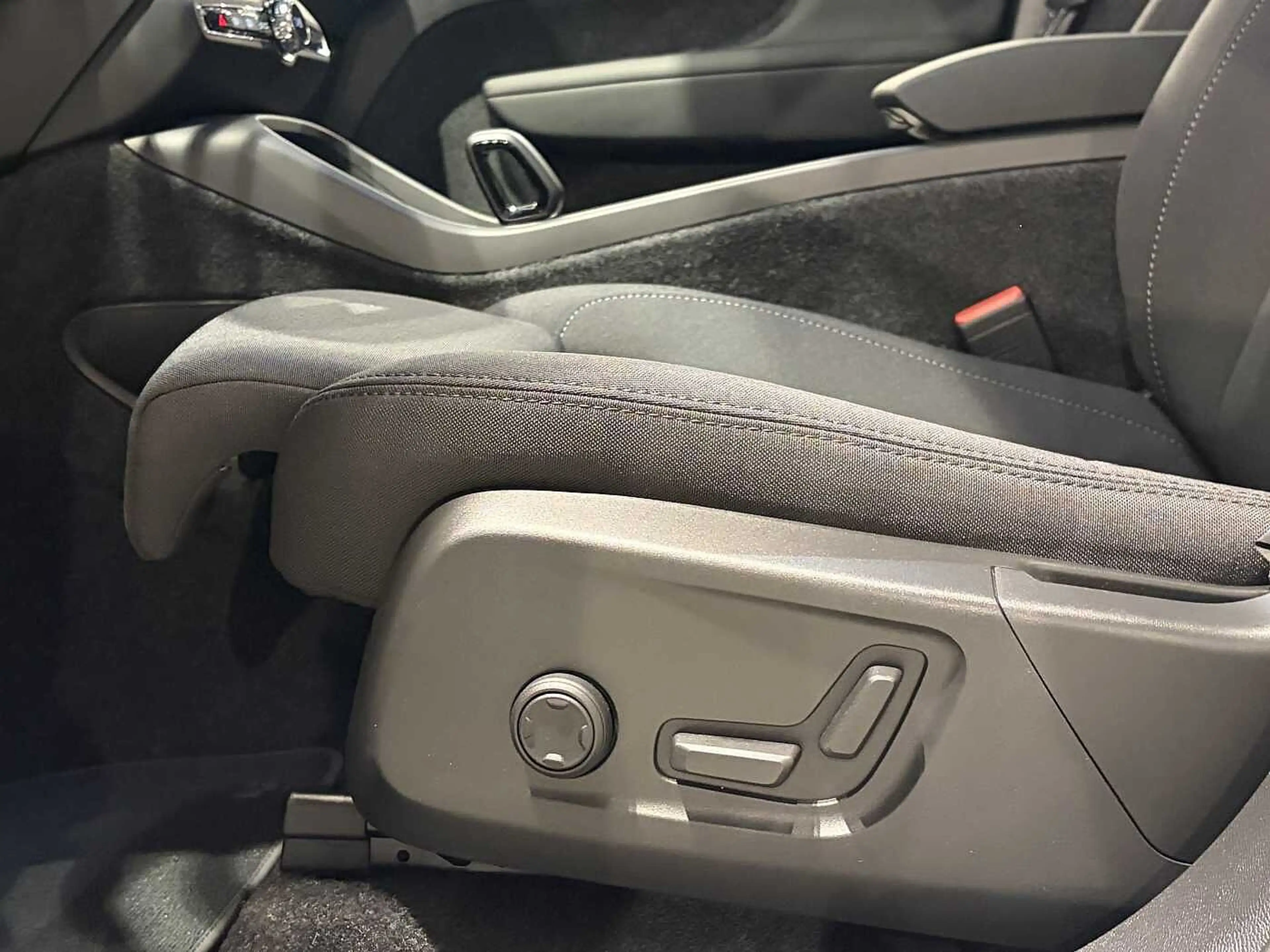 Volvo EX40 Black Edition Plus Extended Range + PANO DAK/ELECT — photo 7