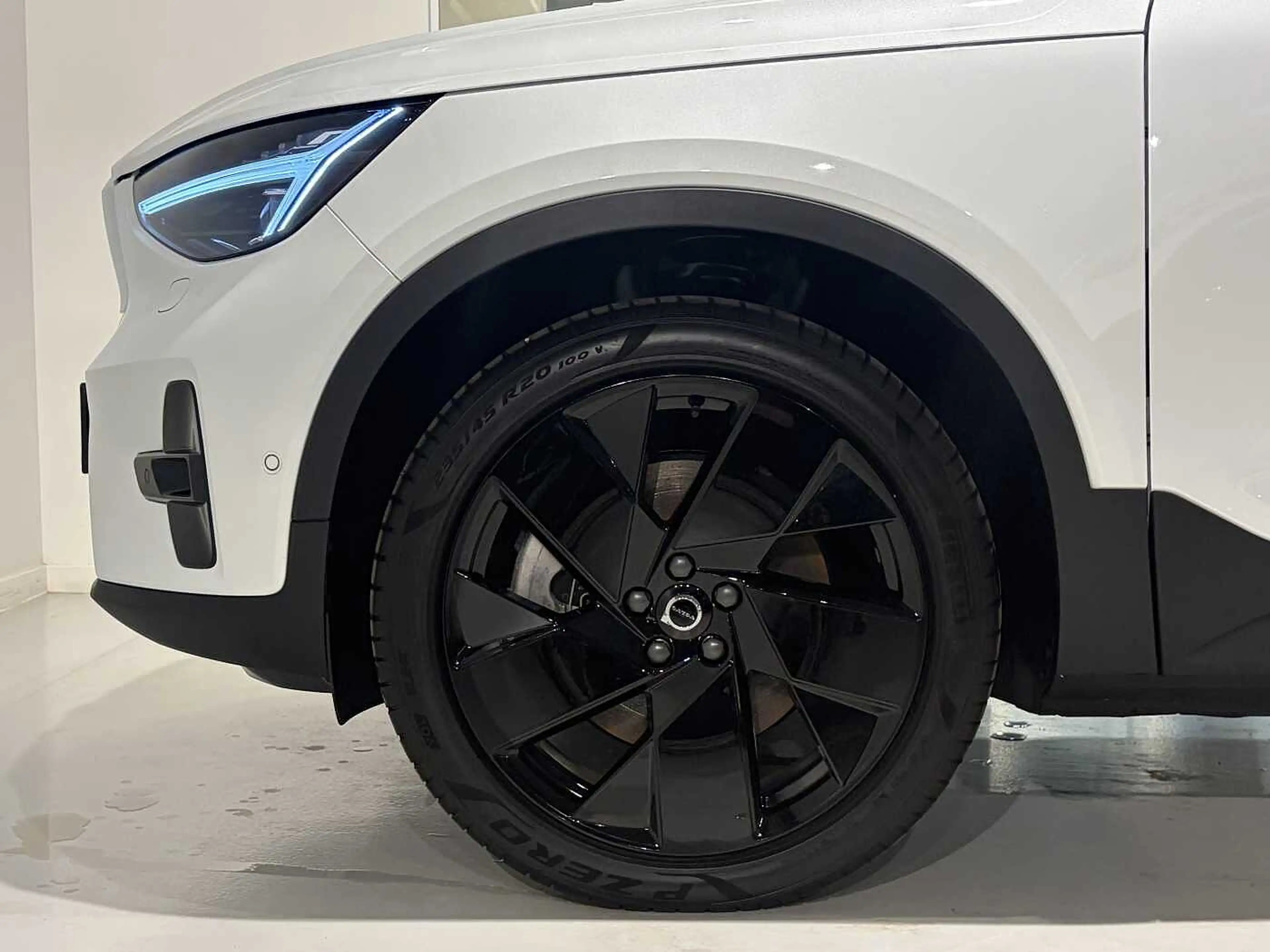 Volvo EX40 Black Edition Plus Extended Range + PANO DAK/ELECT — photo 3