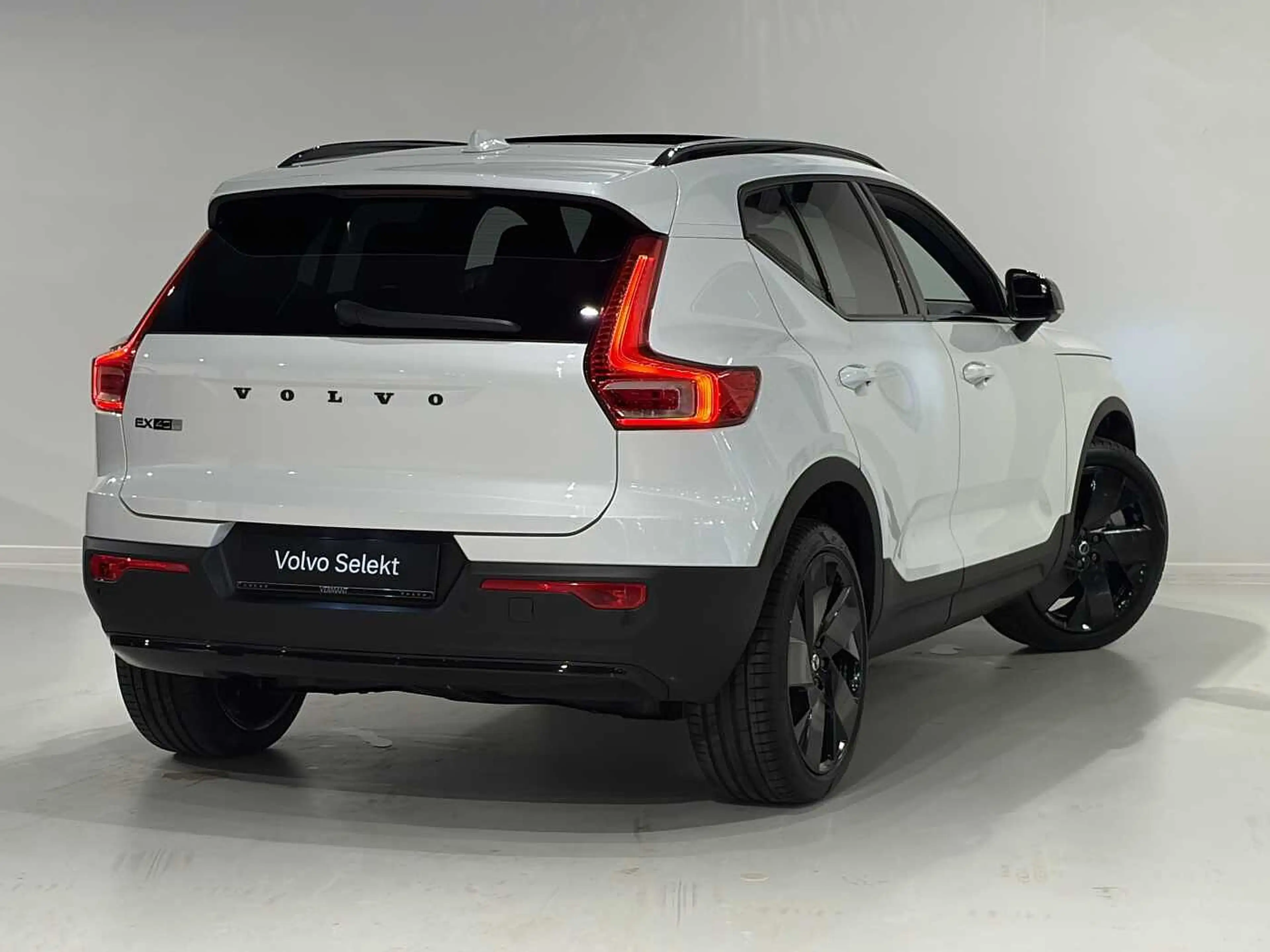 Volvo EX40 Black Edition Plus Extended Range + PANO DAK/ELECT — photo 2
