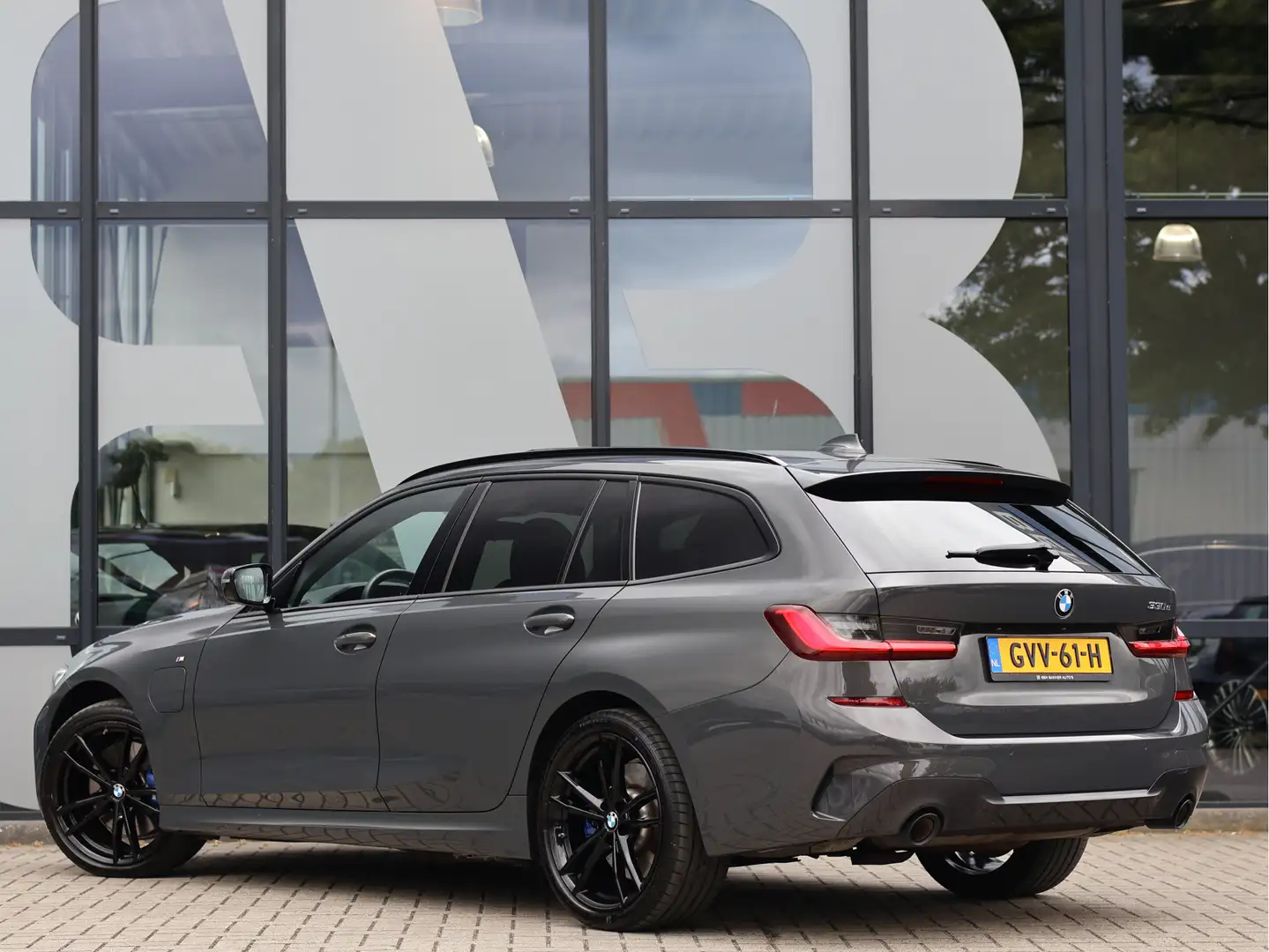 BMW 330 3-serie Touring 330e M-Sport *Pano*Davitgrau*Carpl Grijs - 2