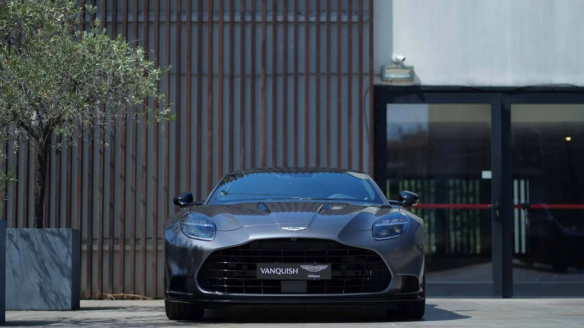 Aston Martin Vanquish - 2
