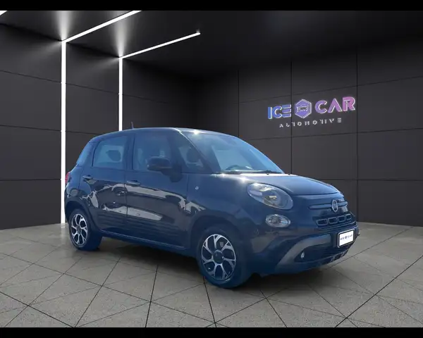 Fiat 500L view 3