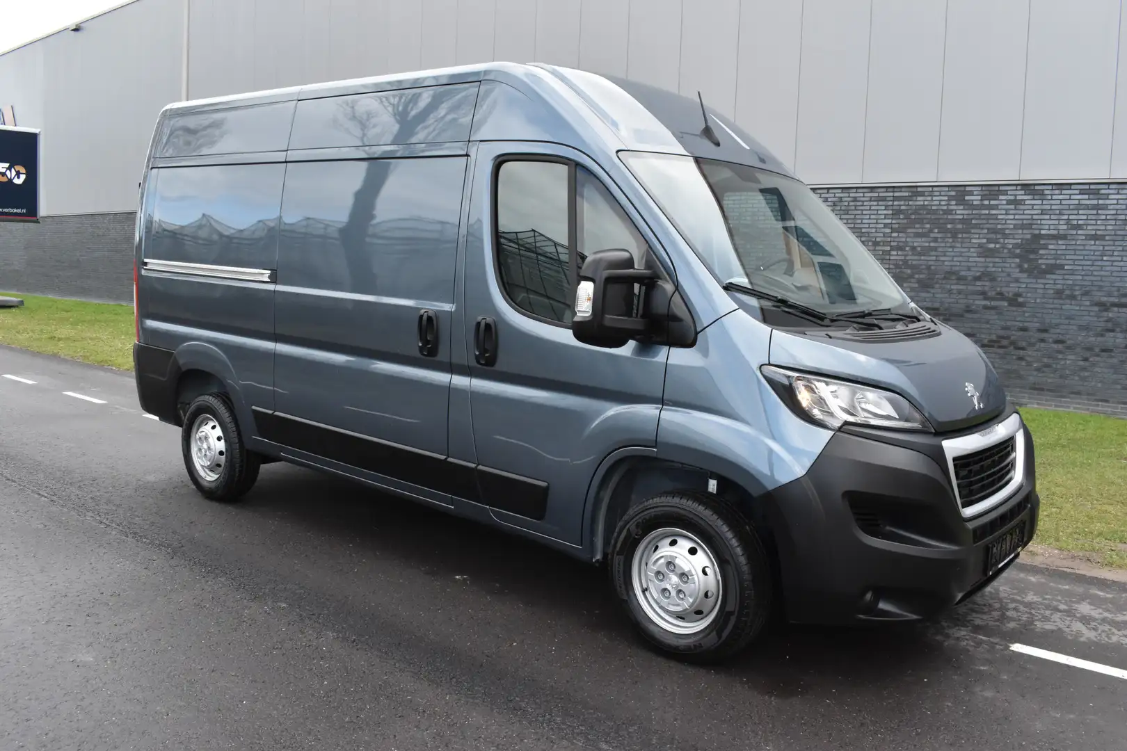 Peugeot Boxer 2.2 BlueHDi 140 L2H2 3.3t nieuw! BPM vrij | Camera Gris - 2