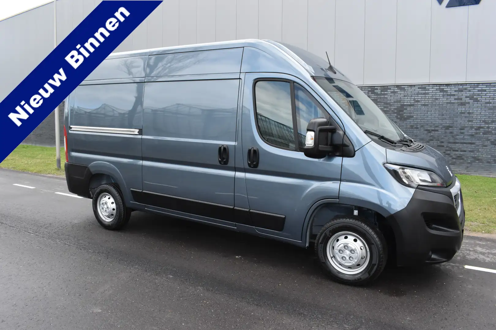 Peugeot Boxer 2.2 BlueHDi 140 L2H2 3.3t nieuw! BPM vrij | Camera Gris - 1