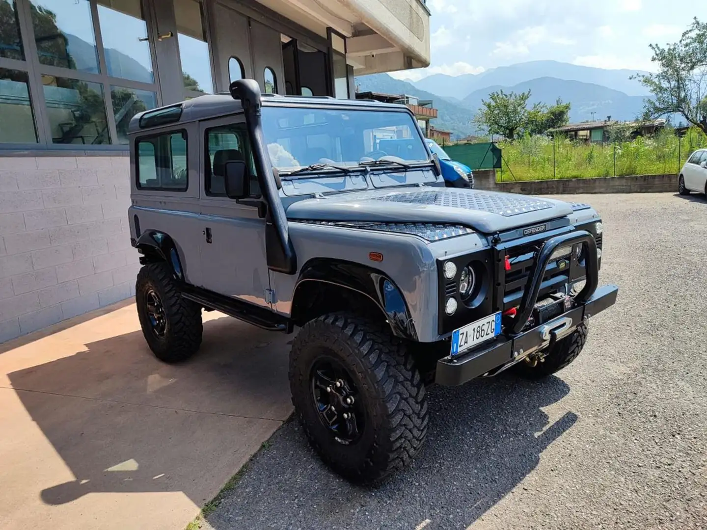 Land Rover Defender 3.9 182 CV DEVOURER OF LAND Gri - 2