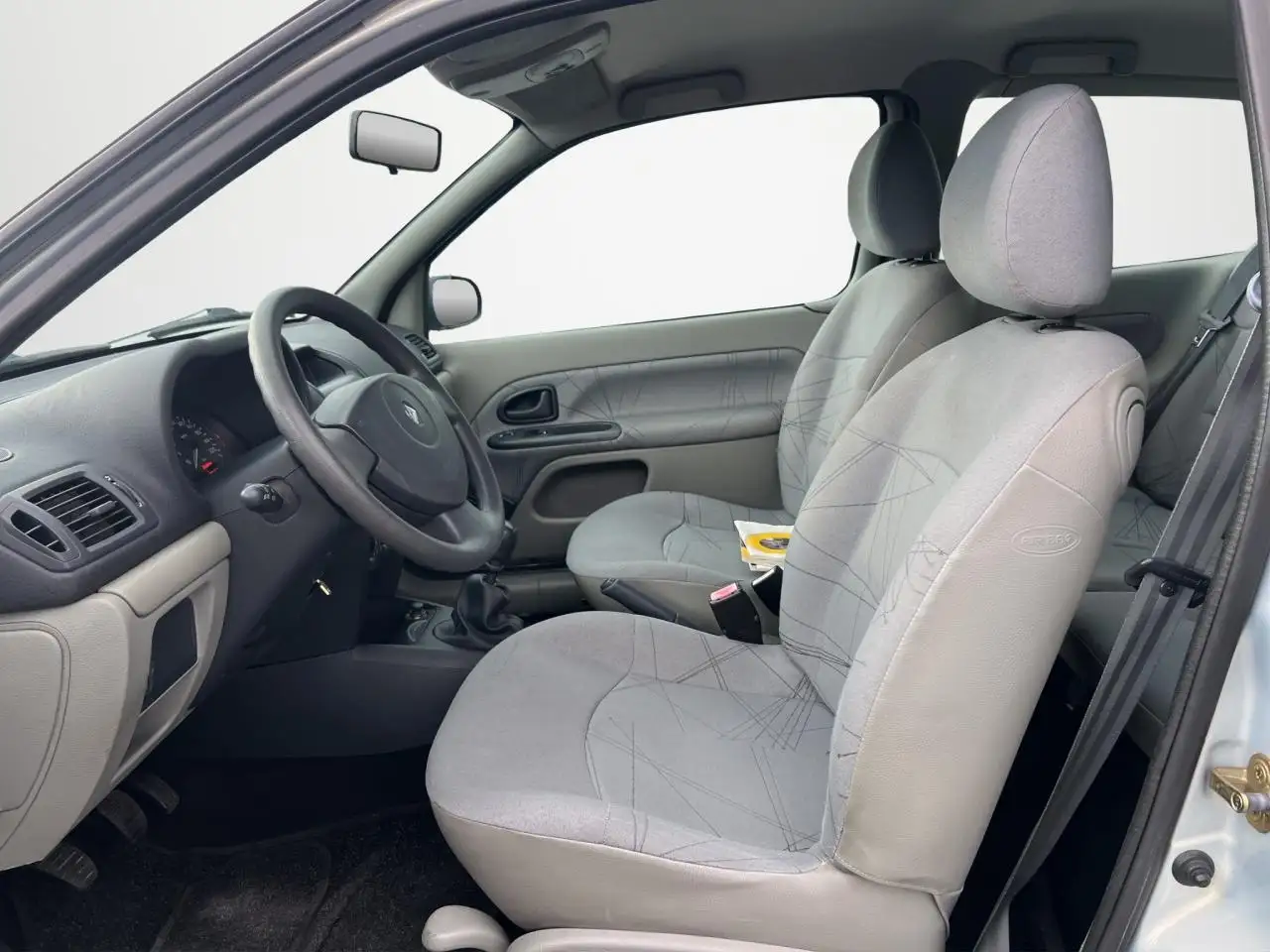 Renault Clio Citadine 3 portes — photo 3