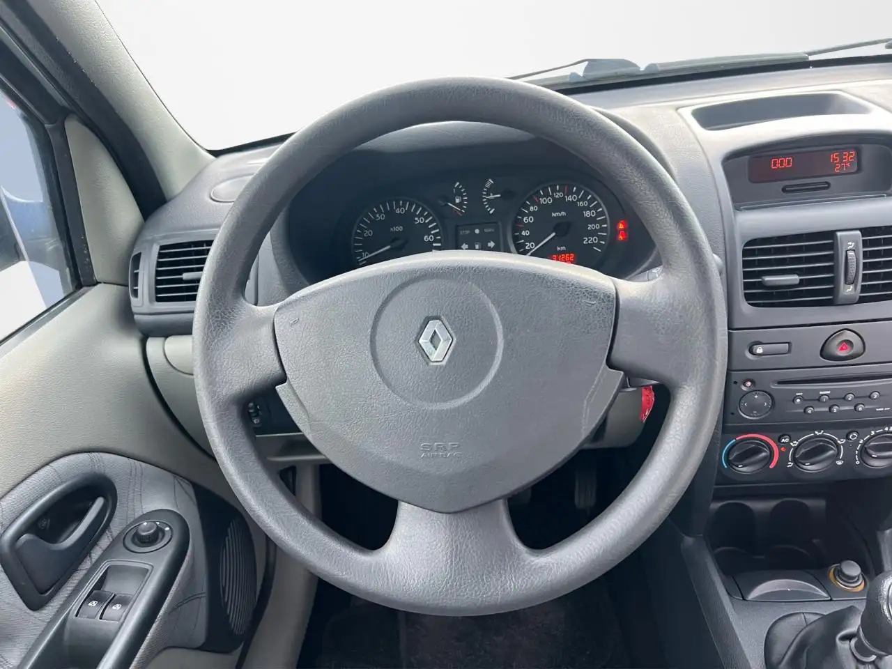 Renault Clio Citadine 3 portes — photo 5