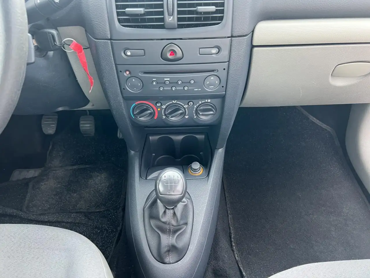 Renault Clio Citadine 3 portes — photo 12
