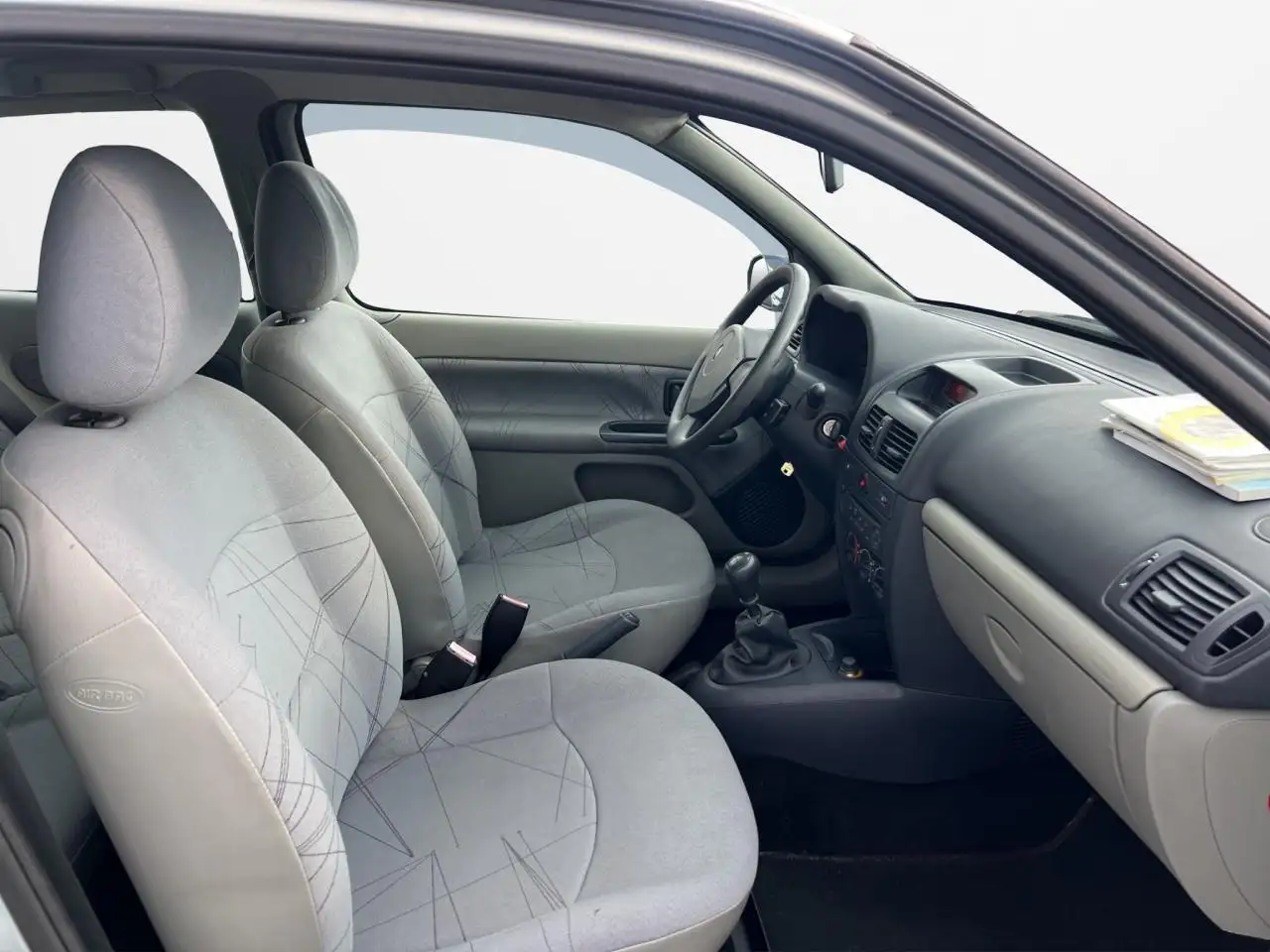 Renault Clio Citadine 3 portes — photo 4
