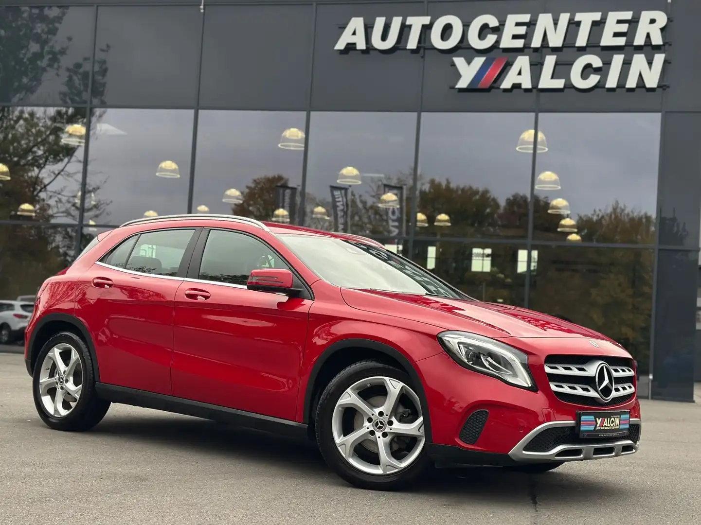 Mercedes-Benz GLA 180 Style Aut. S-HE/NAVI/LED/AHK/18LM/LEDER Rouge - 1