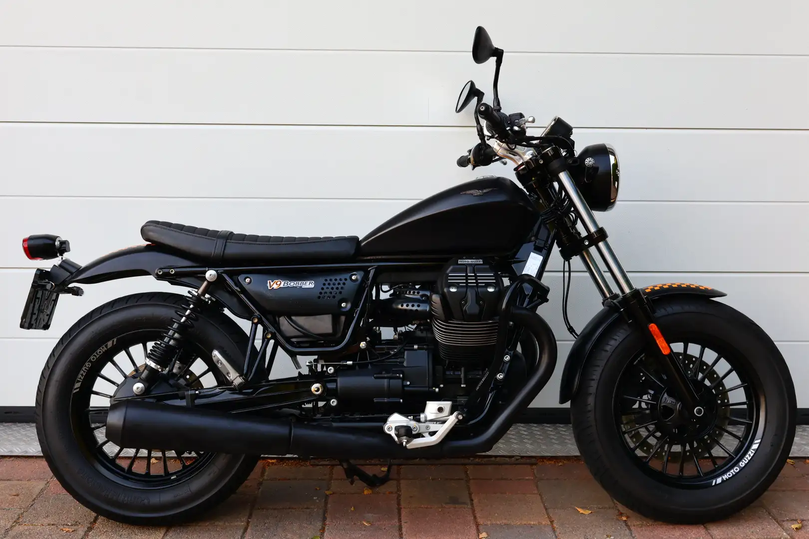 Moto Guzzi V 9 MOTOGUZZI BOBBER BLACK EDITION ABS 853cc Zwart - 1