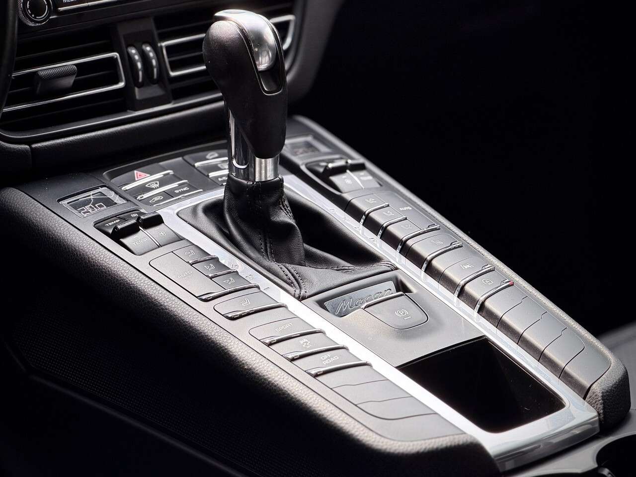 2021 Porsche Macan AWD thumb 15
