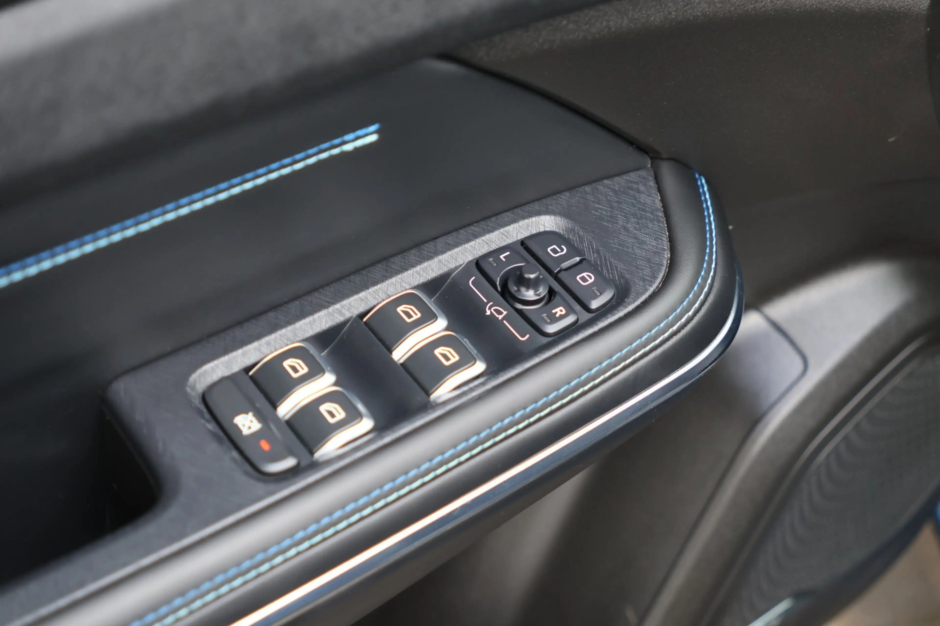Lynk & Co 01 1.5 PHEV 262PK Camera Black Pack NAP BTW !! — photo 45