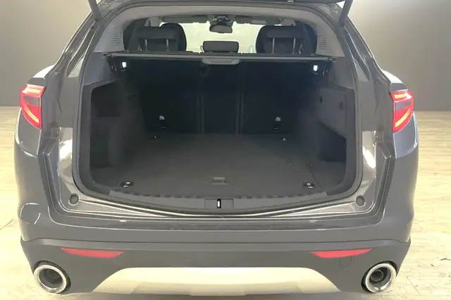 Alfa Romeo Stelvio view 29